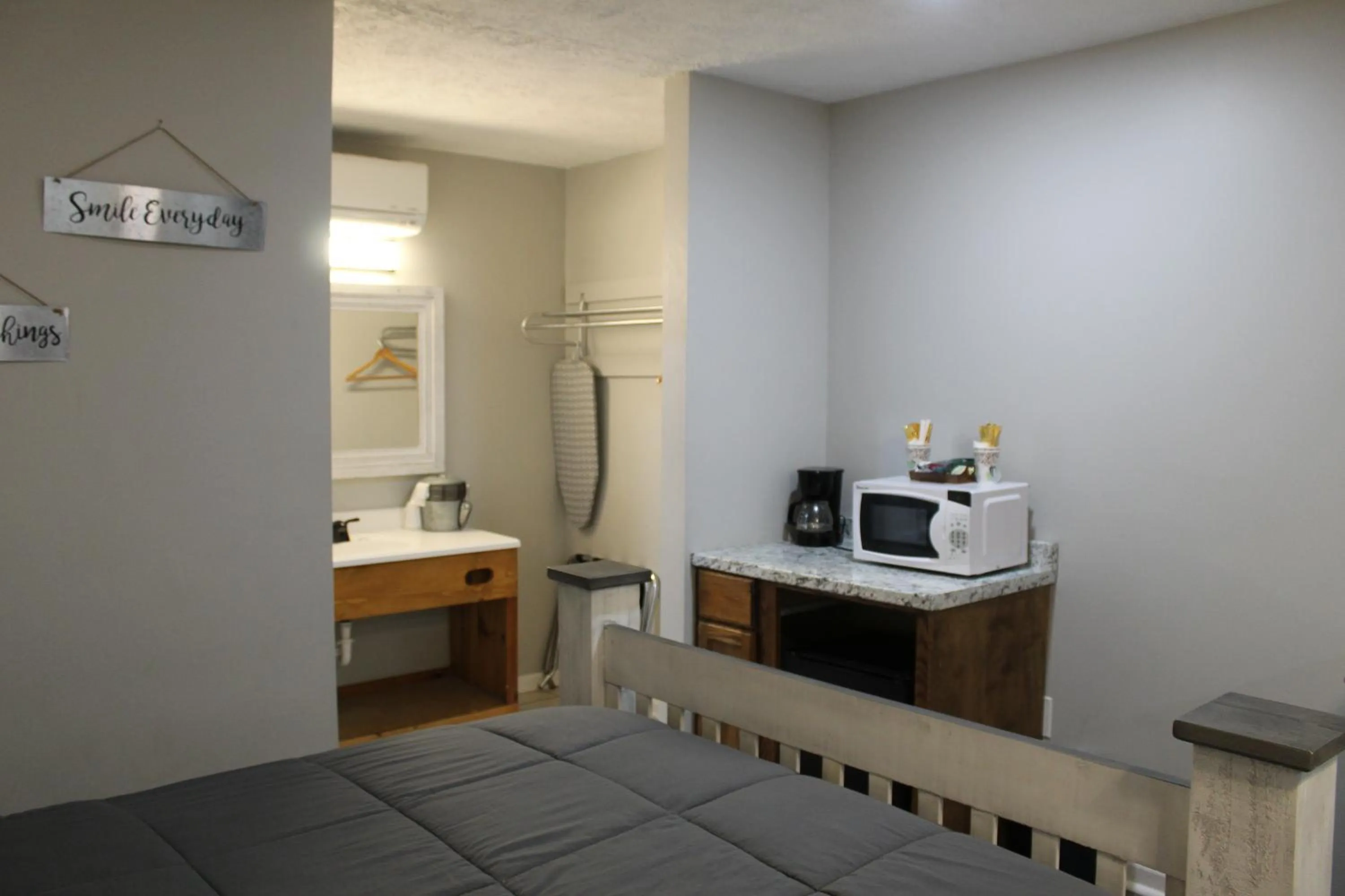 Bed in Heidi Motel - Helen