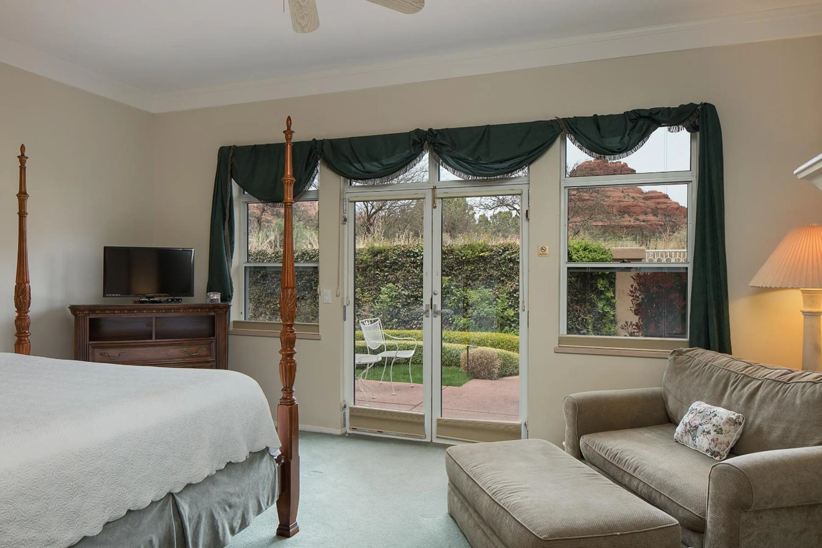 Garden view, Bed in Canyon Villa Bed & Breakfast Inn of Sedona