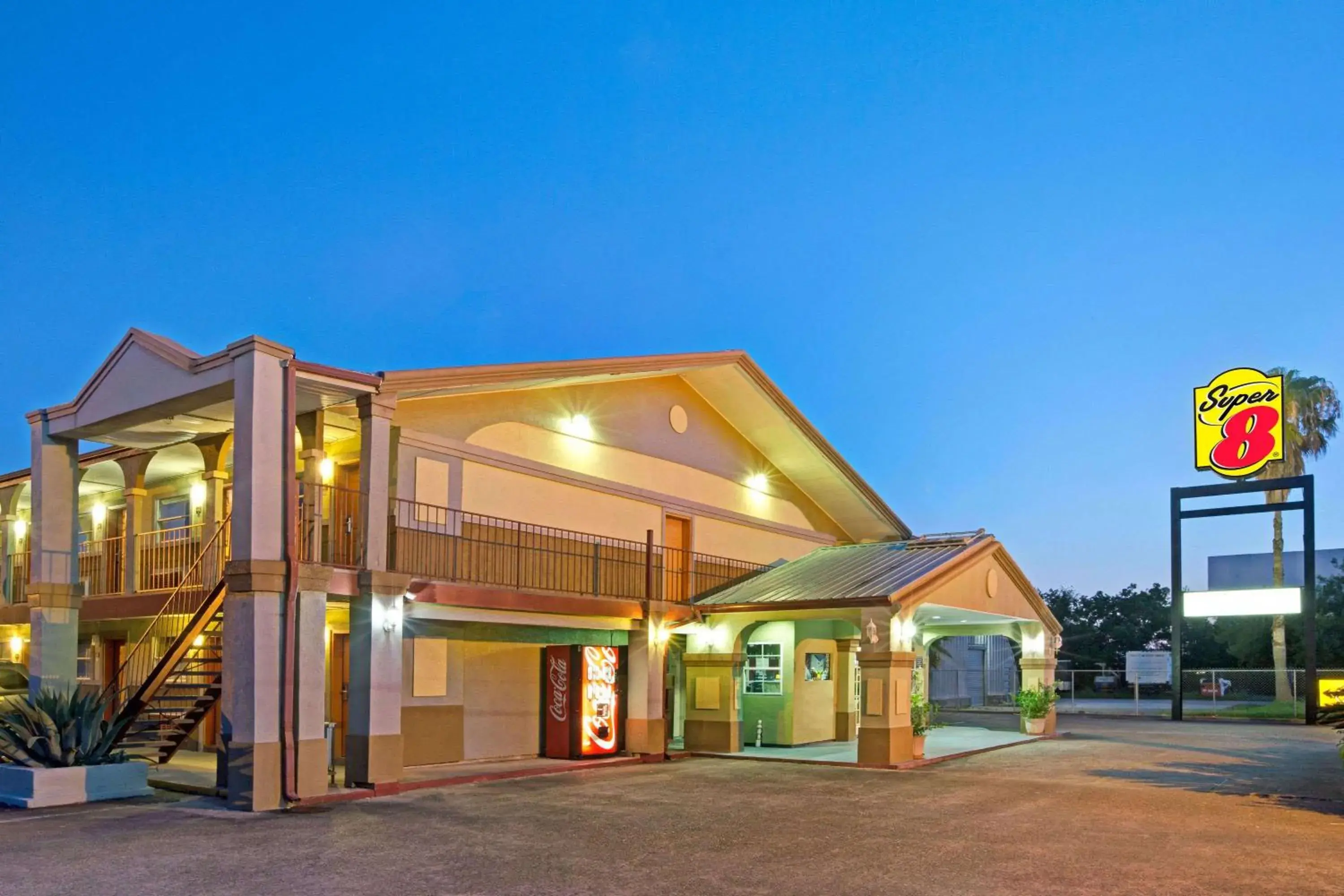 Property building in Super 8 by Wyndham La Marque TX/Texas City Area Property building in Super 8 by Wyndham La Marque TX/Texas City Area