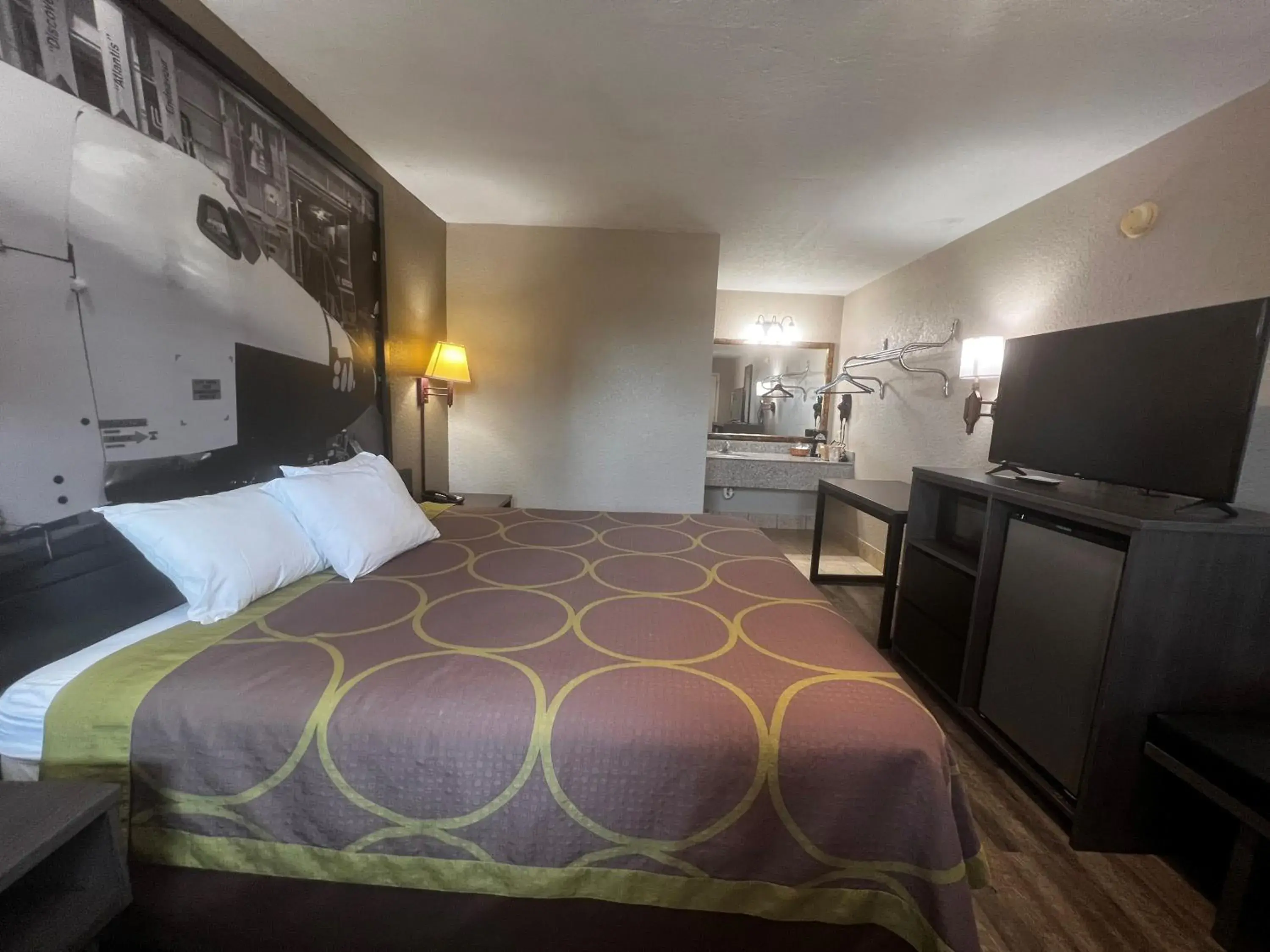 King Room with Bath Tub - Mobility Accessible/Smoking in Super 8 by Wyndham La Marque TX/Texas City Area King Room with Bath Tub - Mobility Accessible/Smoking in Super 8 by Wyndham La Marque TX/Texas City Area