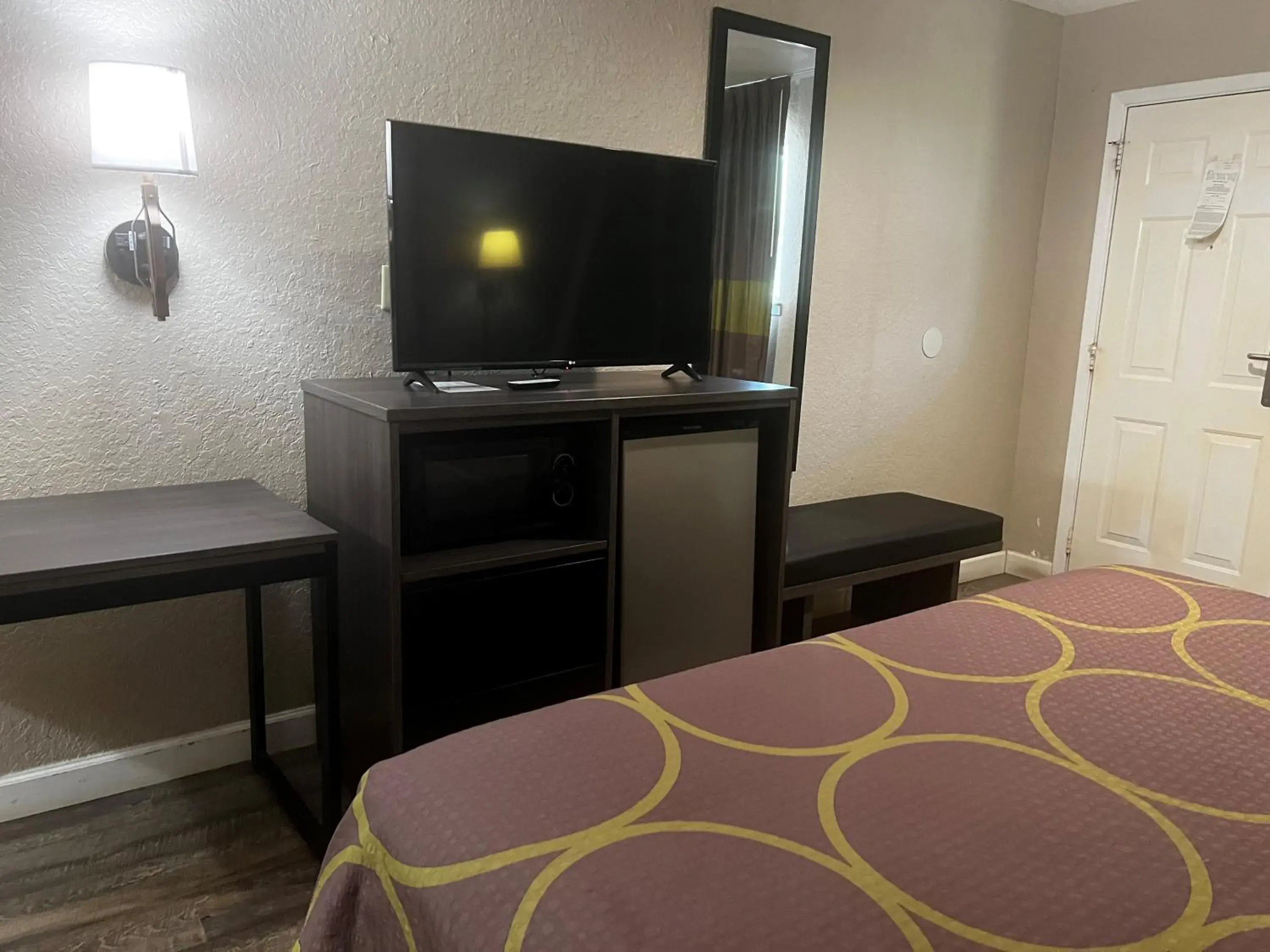 TV and multimedia, Bed in Super 8 by Wyndham La Marque TX/Texas City Area TV and multimedia, Bed in Super 8 by Wyndham La Marque TX/Texas City Area