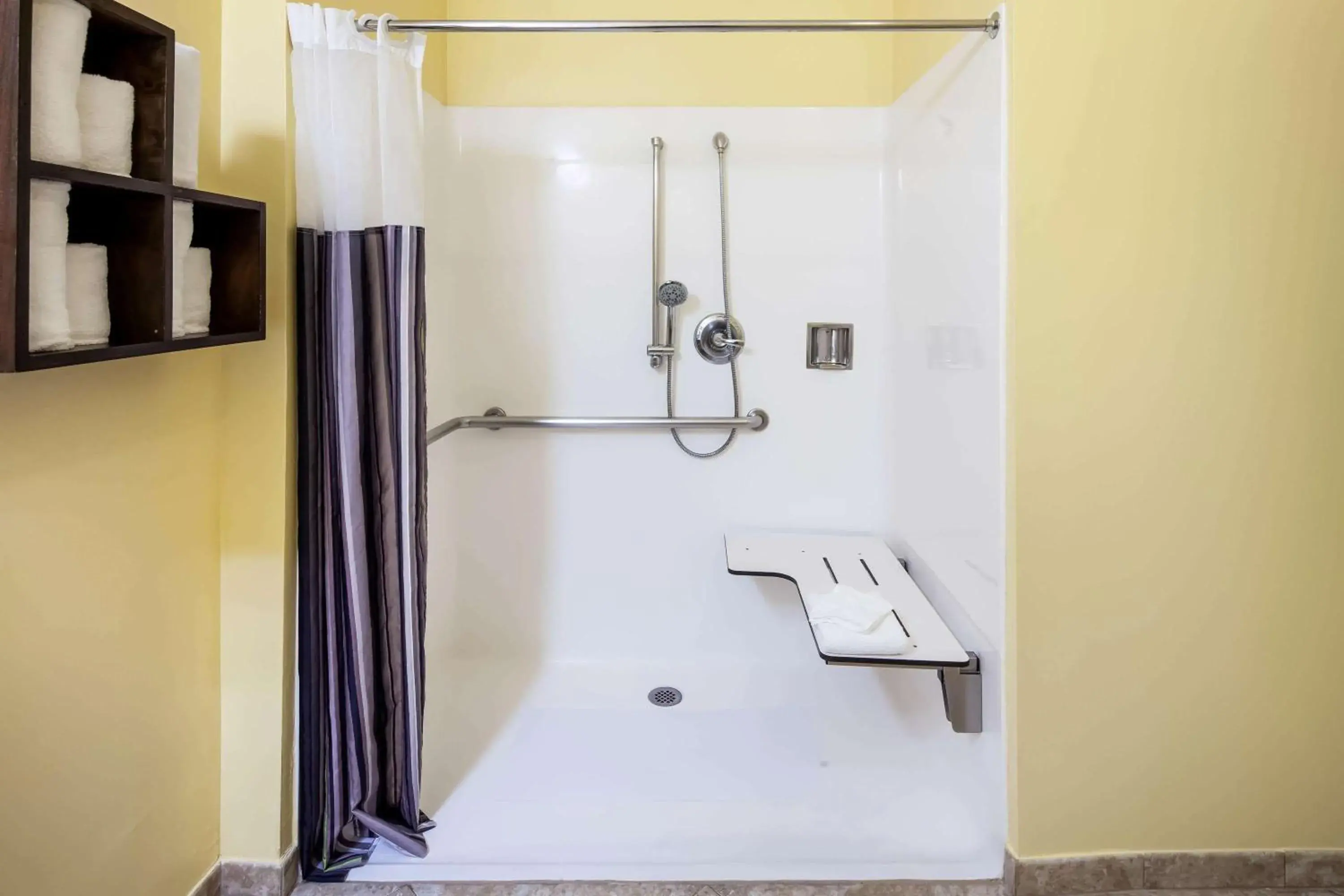 Shower in La Quinta by Wyndham Inglewood Shower in La Quinta by Wyndham Inglewood