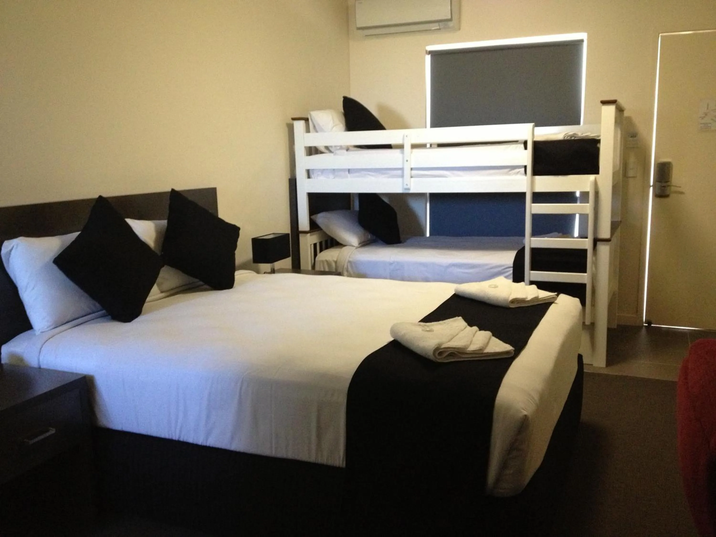 Other, Bed in Dooley's Tavern & Motel Springsure