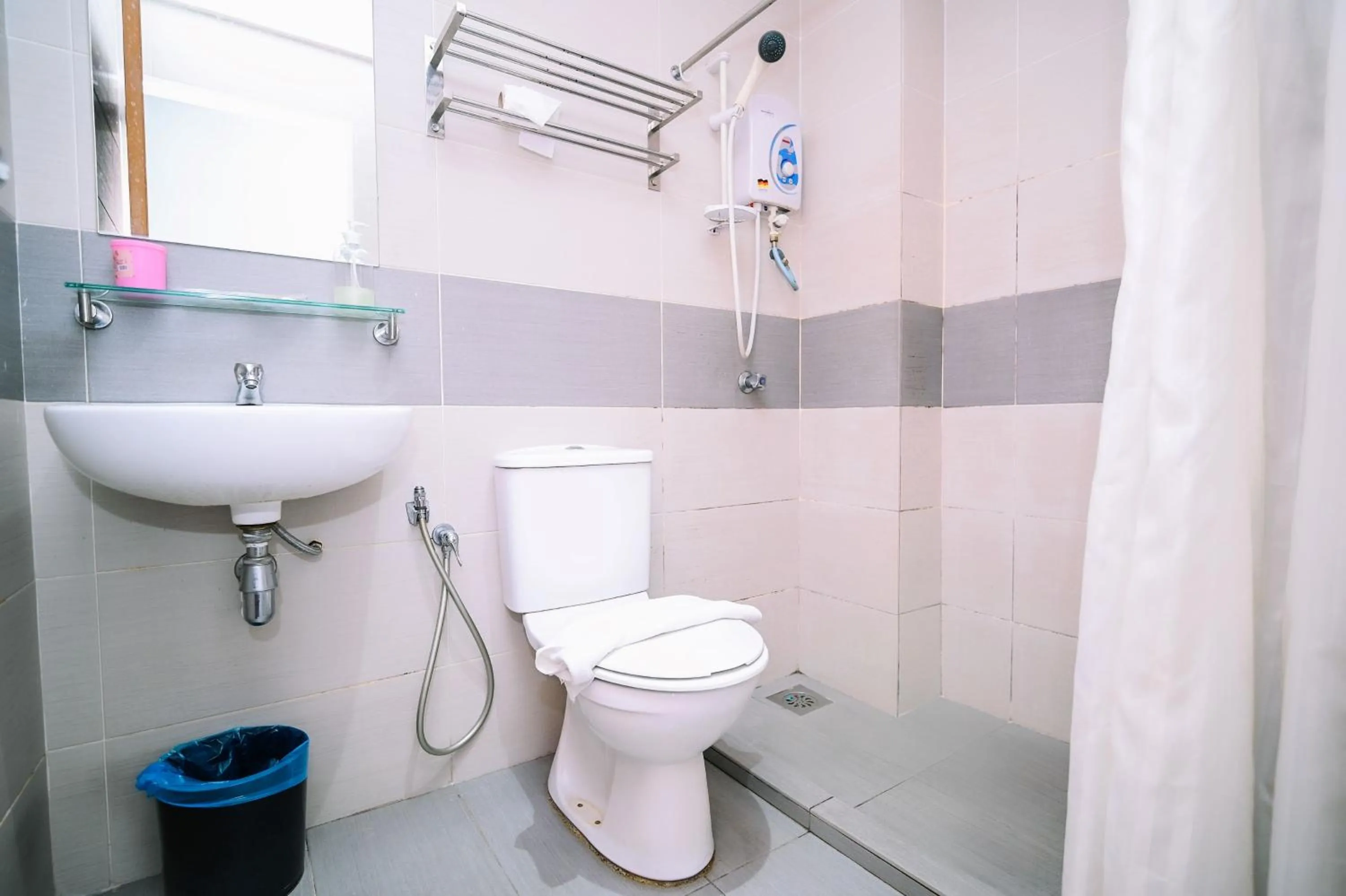 Shower in Swing & Pillows - KL Sg Besi, Kuala Lumpur