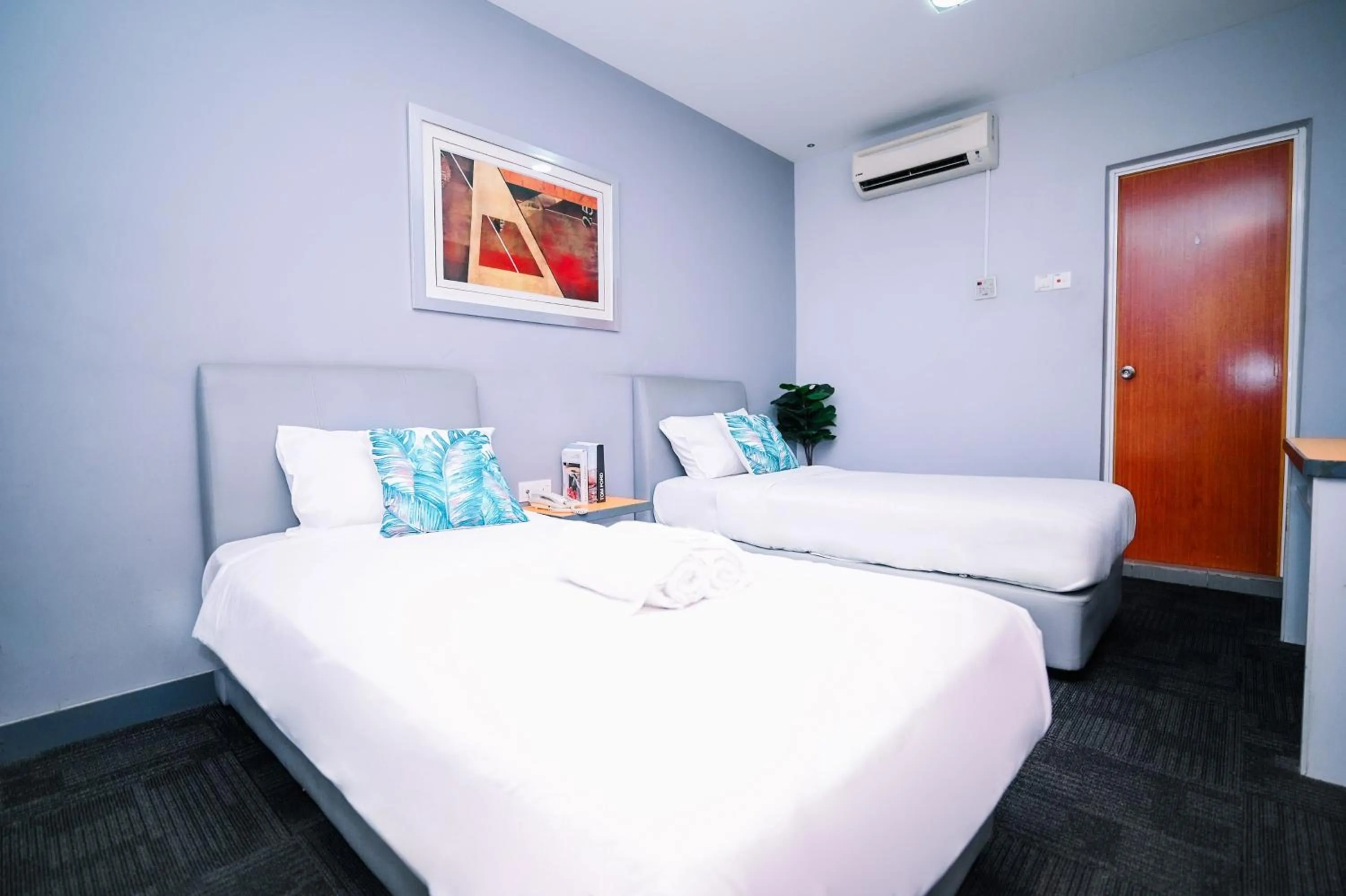 Photo of the whole room, Bed in Swing & Pillows - KL Sg Besi, Kuala Lumpur