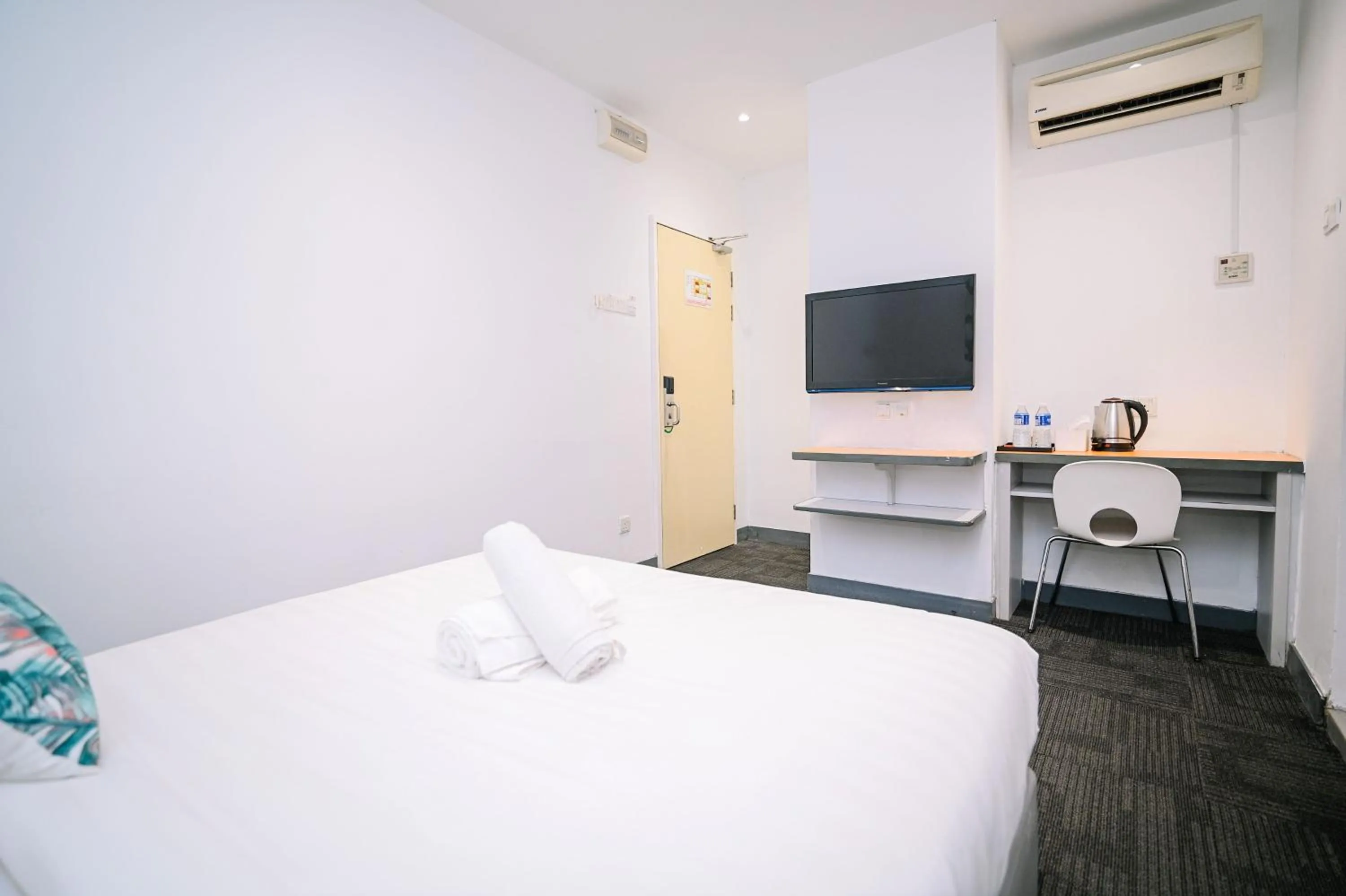 Photo of the whole room, Bed in Swing & Pillows - KL Sg Besi, Kuala Lumpur