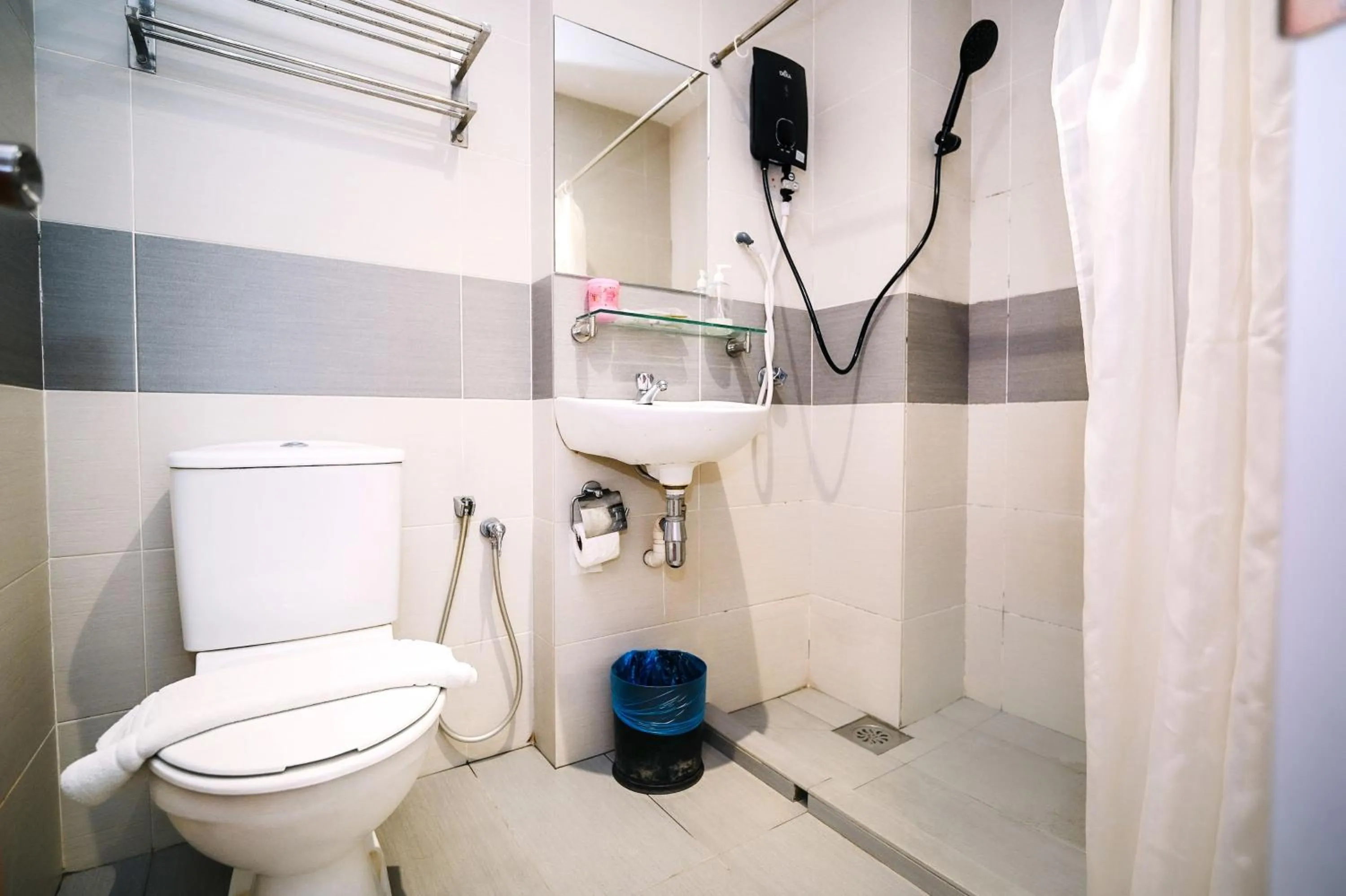 Shower in Swing & Pillows - KL Sg Besi, Kuala Lumpur