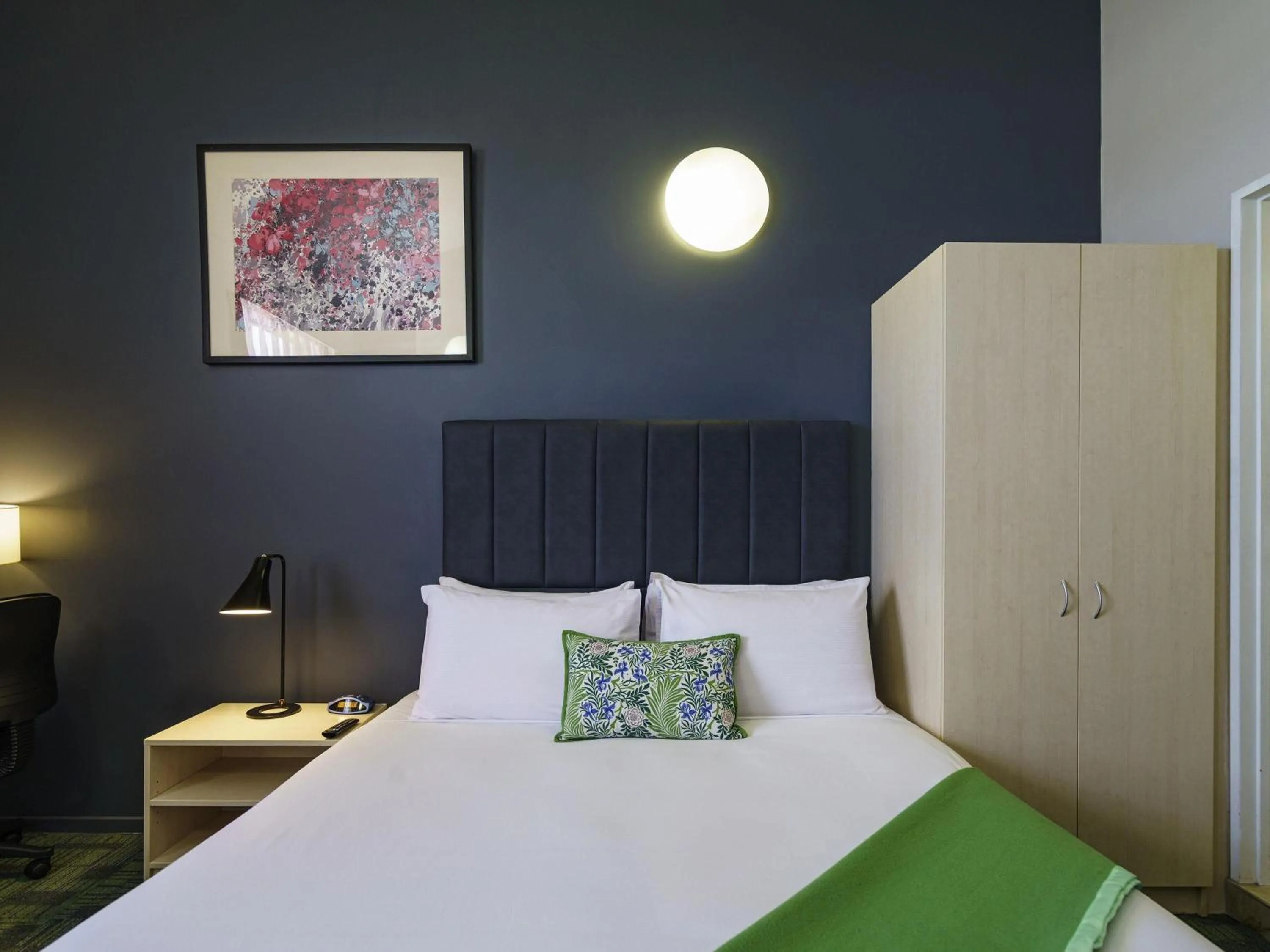 Bedroom, Bed in Ibis Styles Invercargill