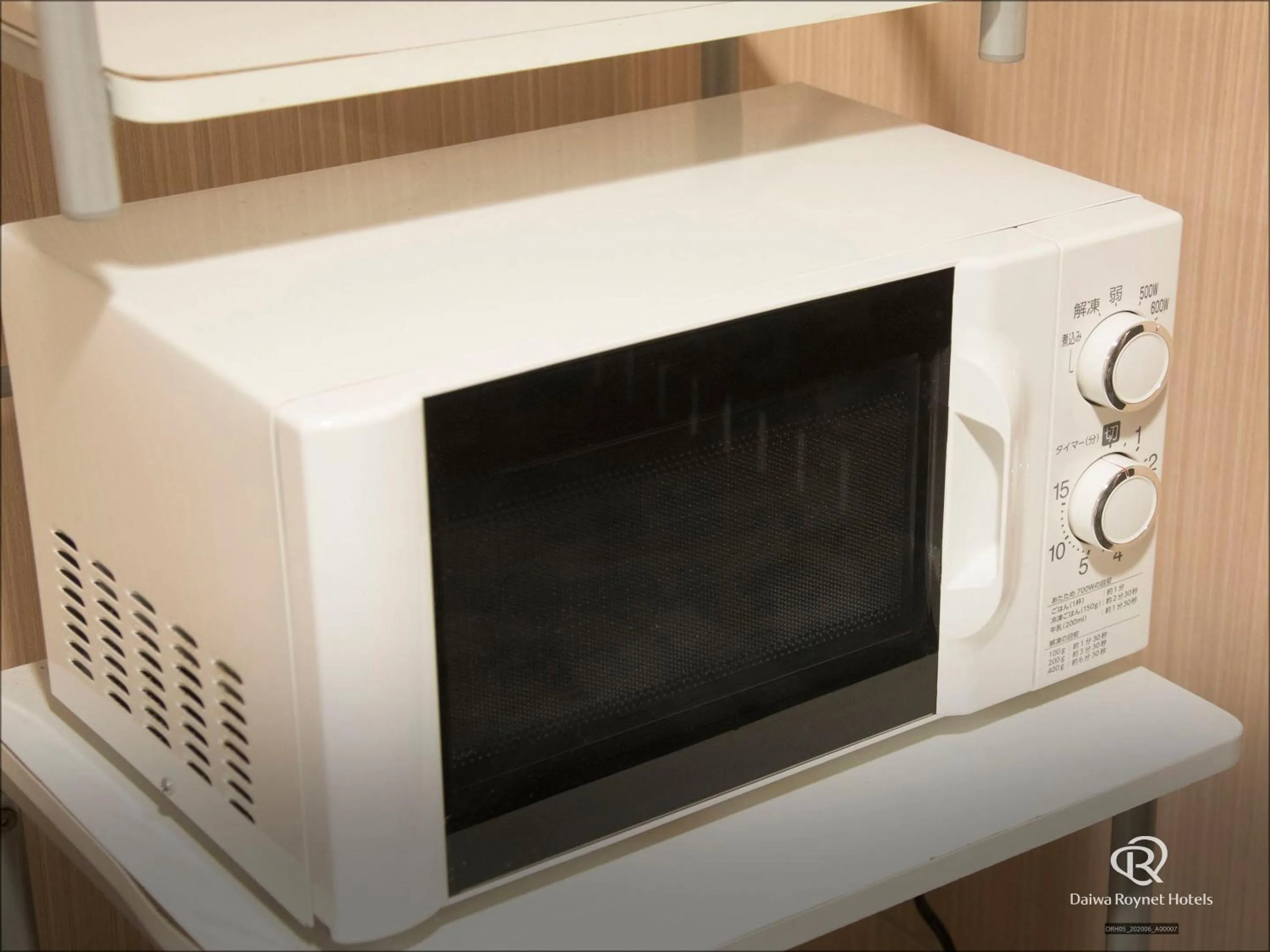 microwave in Daiwa Roynet Hotel Osaka-Kitahama