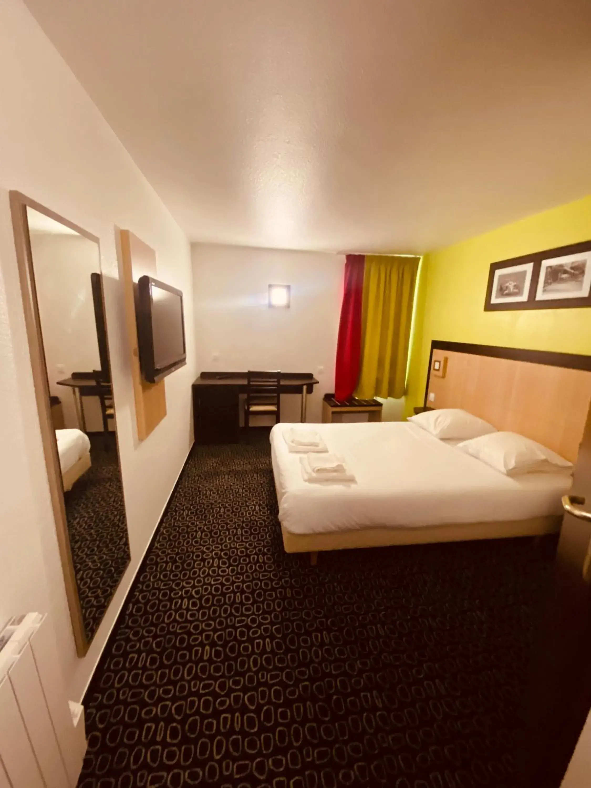 Bed in Enzo Hotels Pont-a-Mousson by Kyriad Direct Bed in Enzo Hotels Pont-a-Mousson by Kyriad Direct