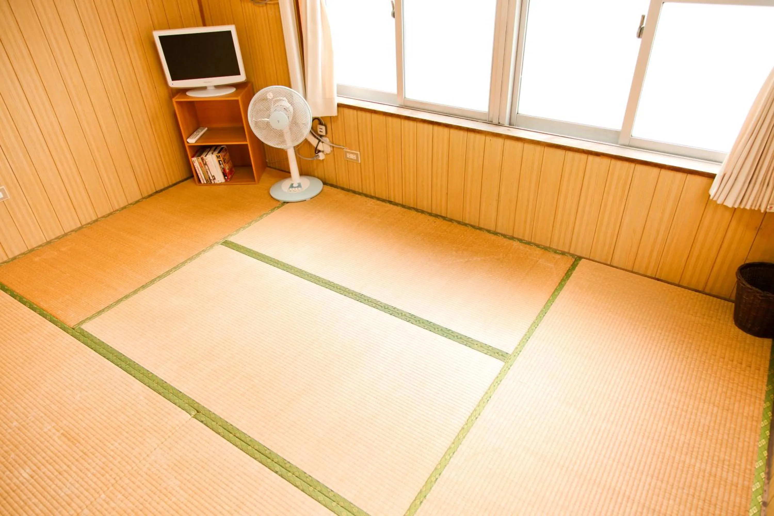 Photo of the whole room in Emix Ishigaki