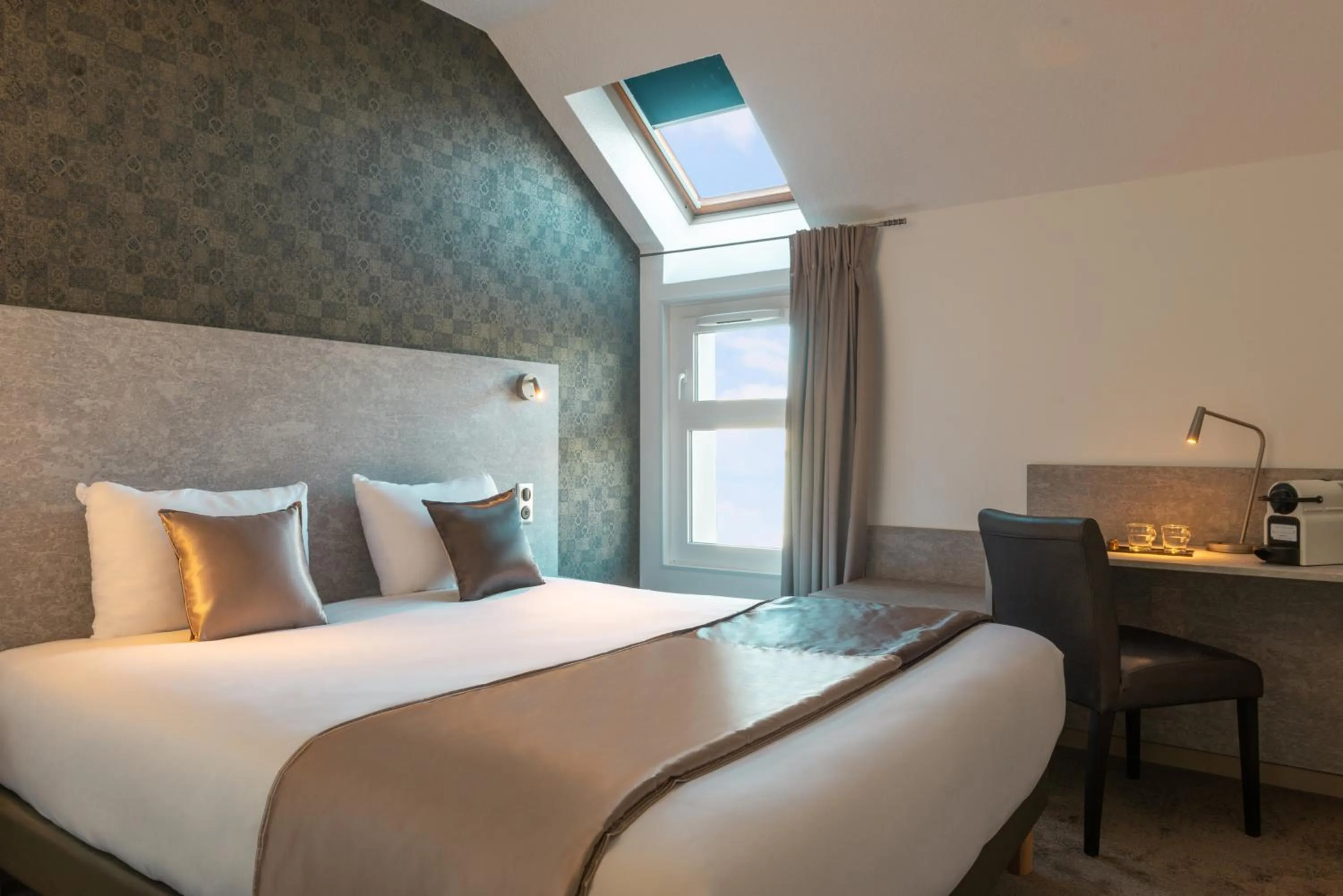 Photo of the whole room, Bed in The Originals City, Hôtel Orléans Nord