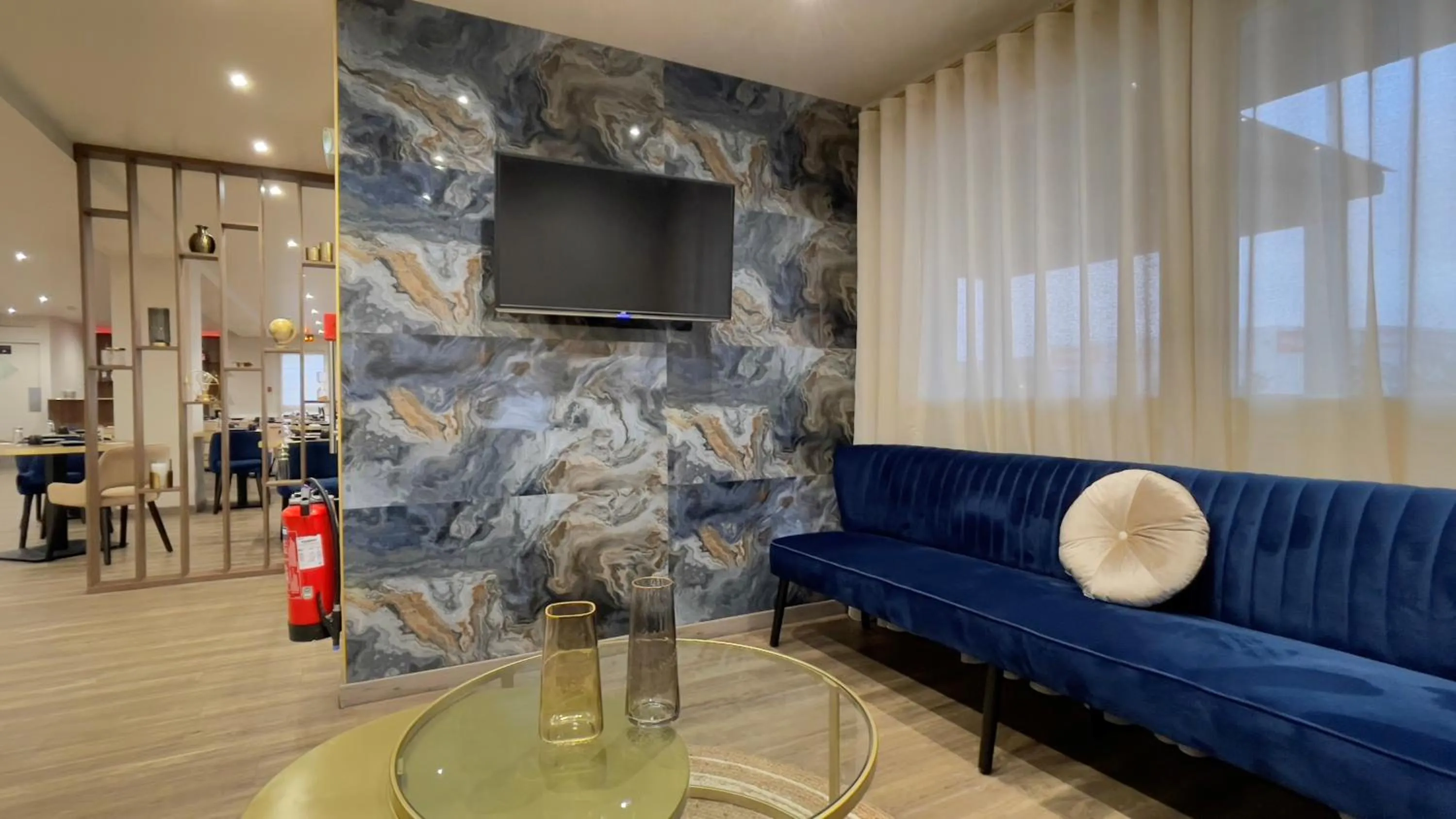 Communal lounge/ TV room in The Originals City, Hôtel Orléans Nord