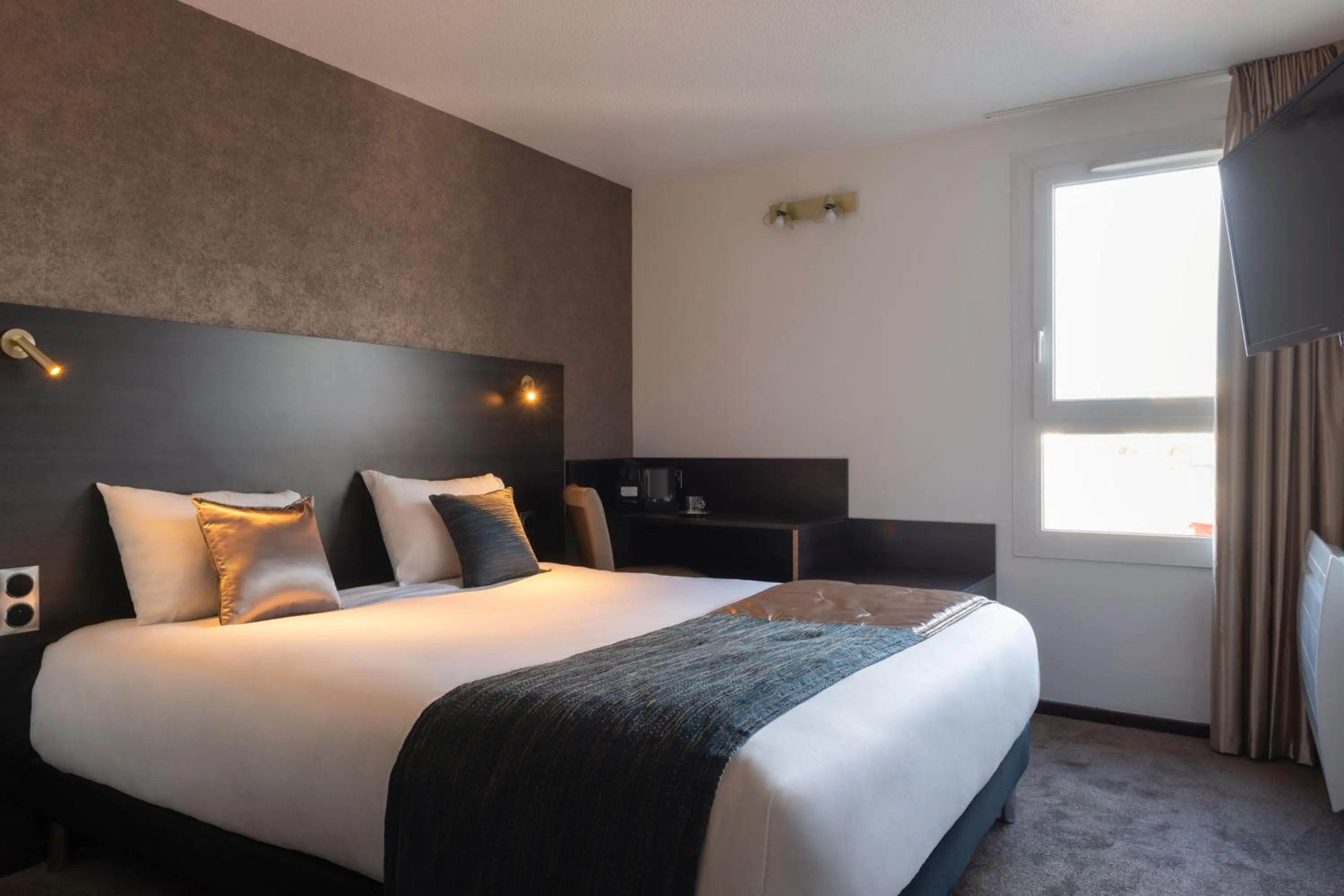 TV and multimedia, Bed in The Originals City, Hôtel Orléans Nord