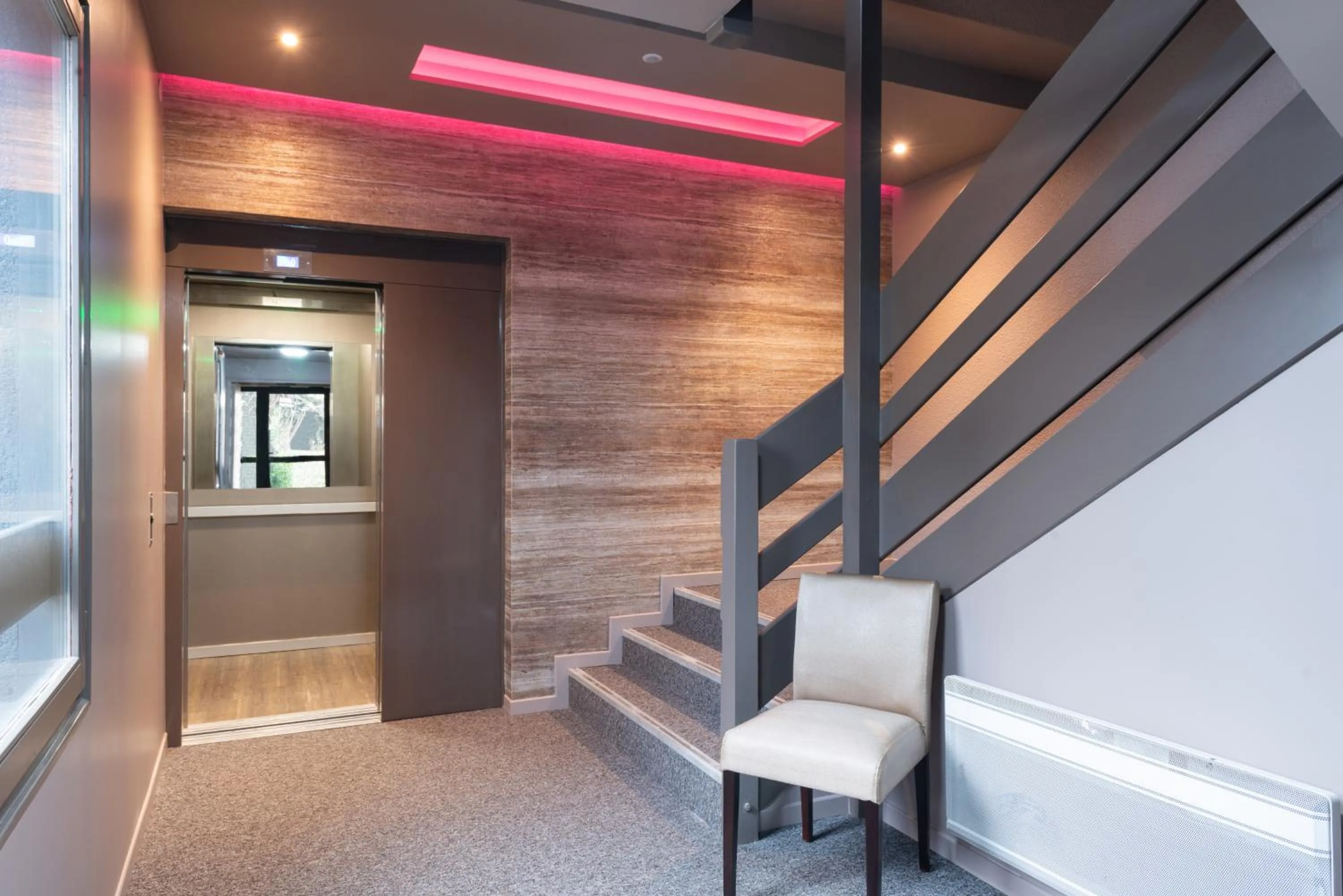 Lobby or reception in The Originals City, Hôtel Orléans Nord