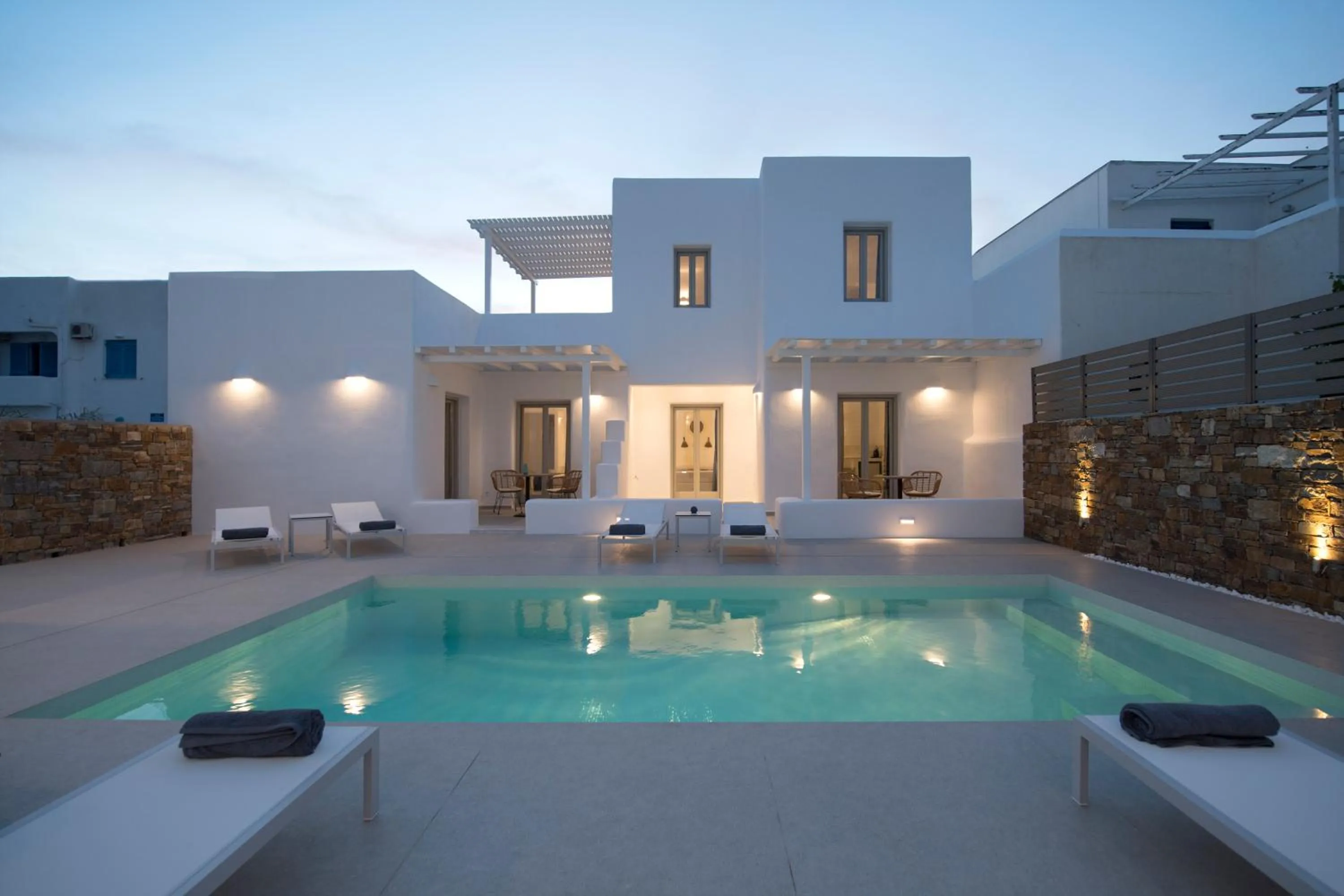 Swimming pool in White Blossom