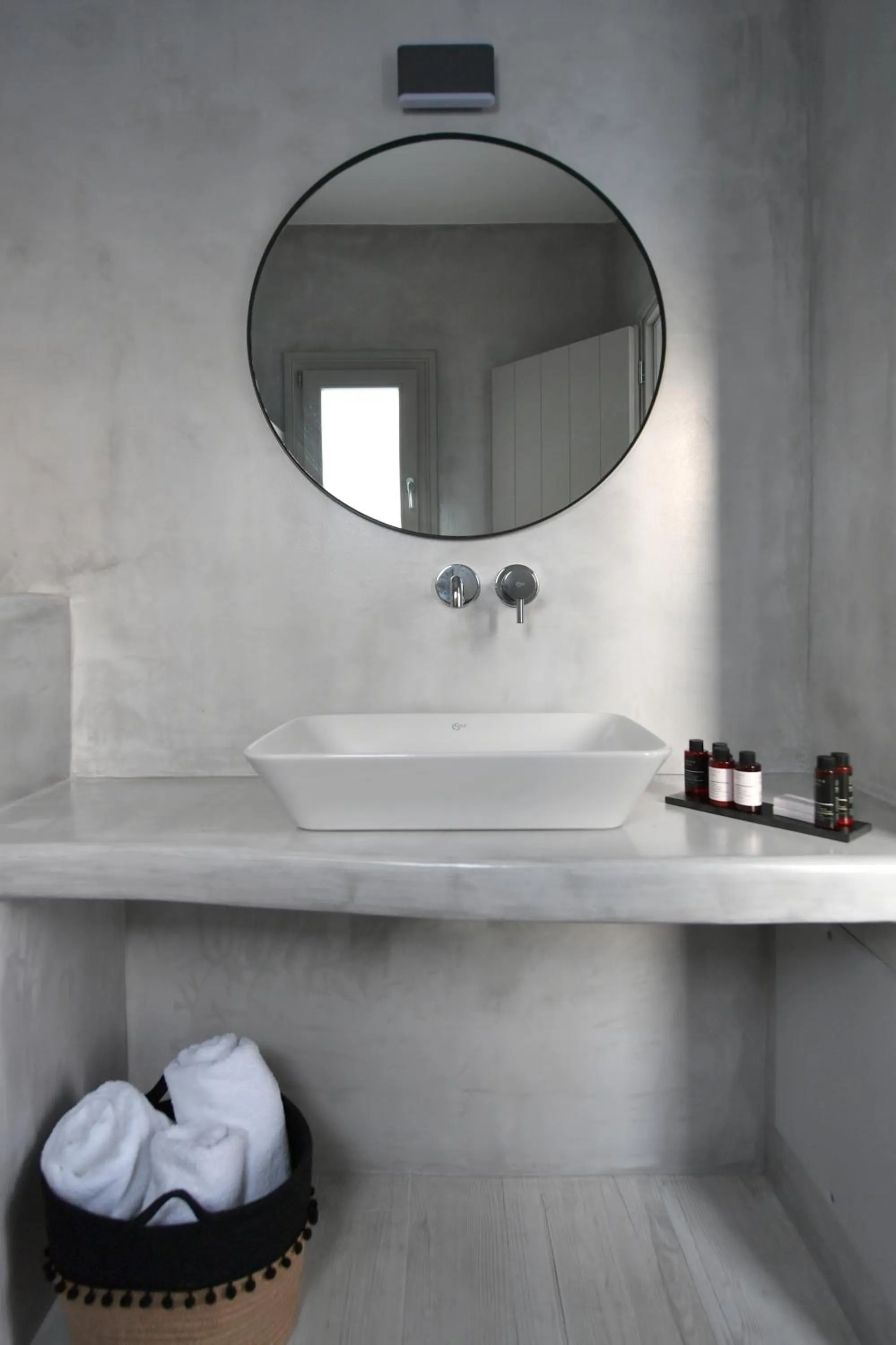 Bathroom in White Blossom