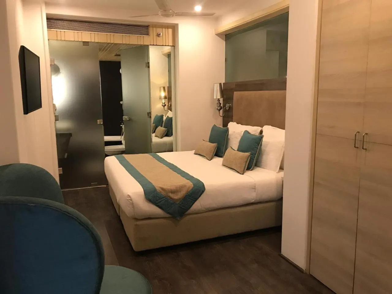 Bed in Hotel Centre Point