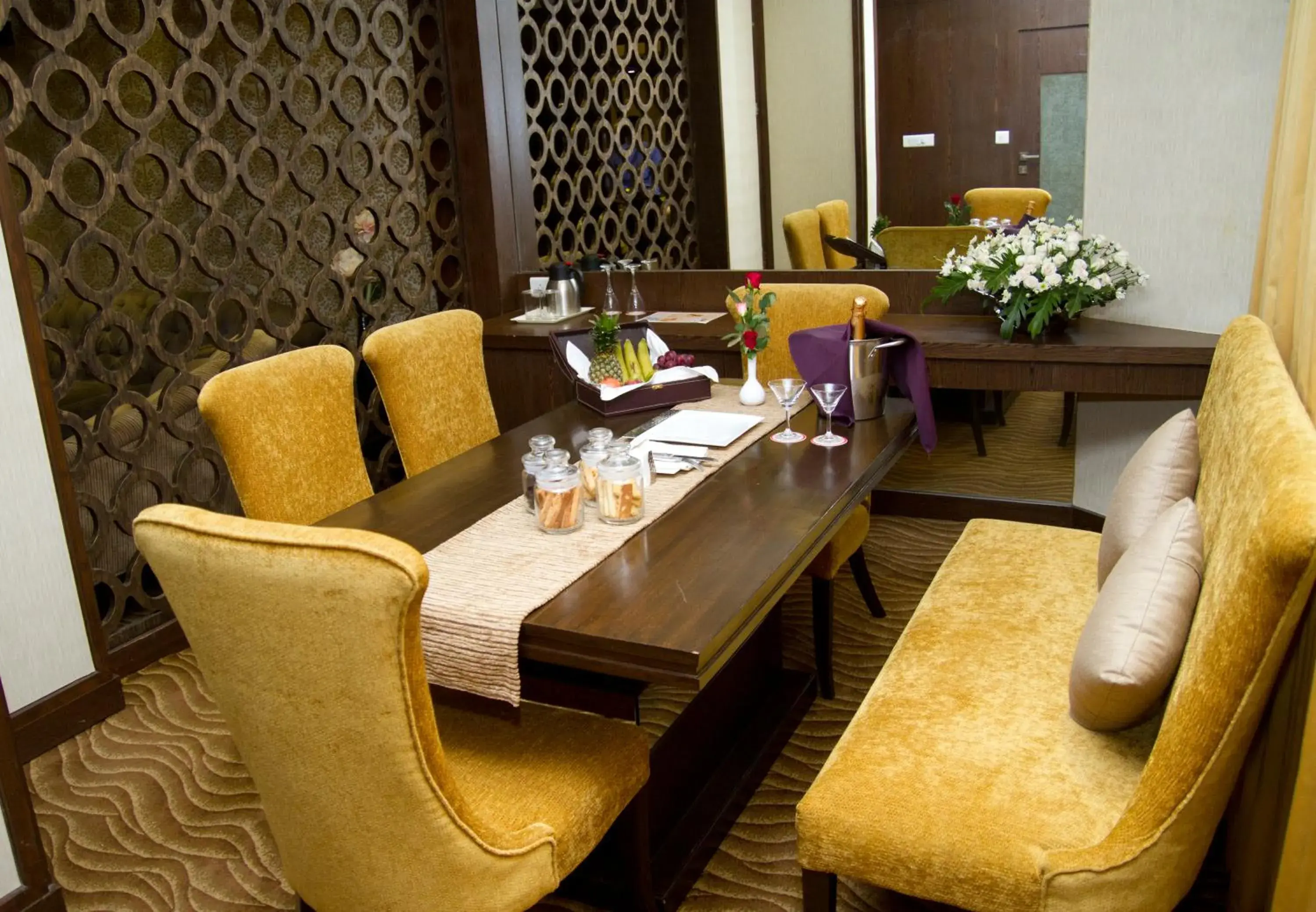 Restaurant/places to eat in Hotel Centre Point Restaurant/places to eat in Hotel Centre Point