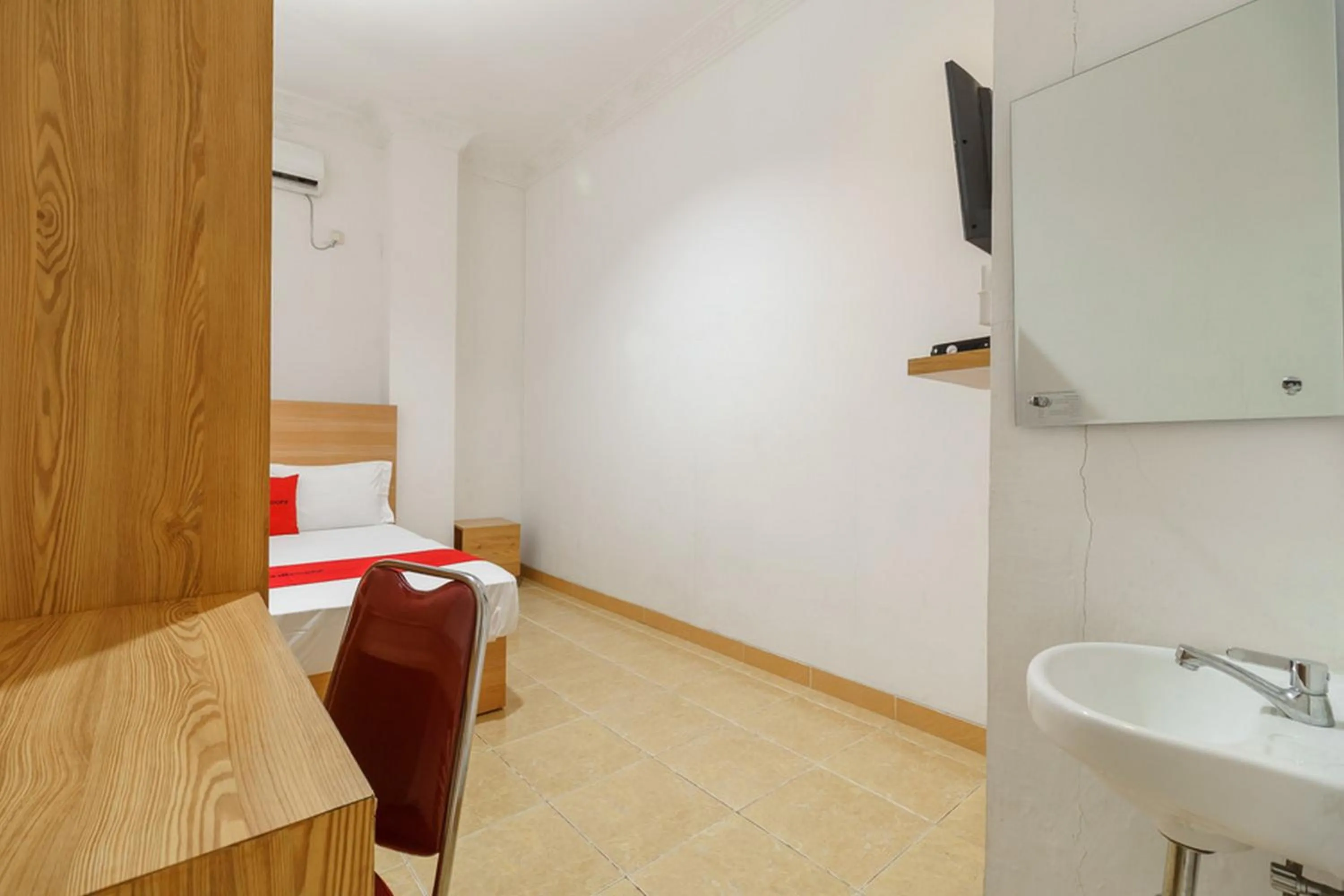 Bedroom in RedDoorz Syariah near Lahat Station