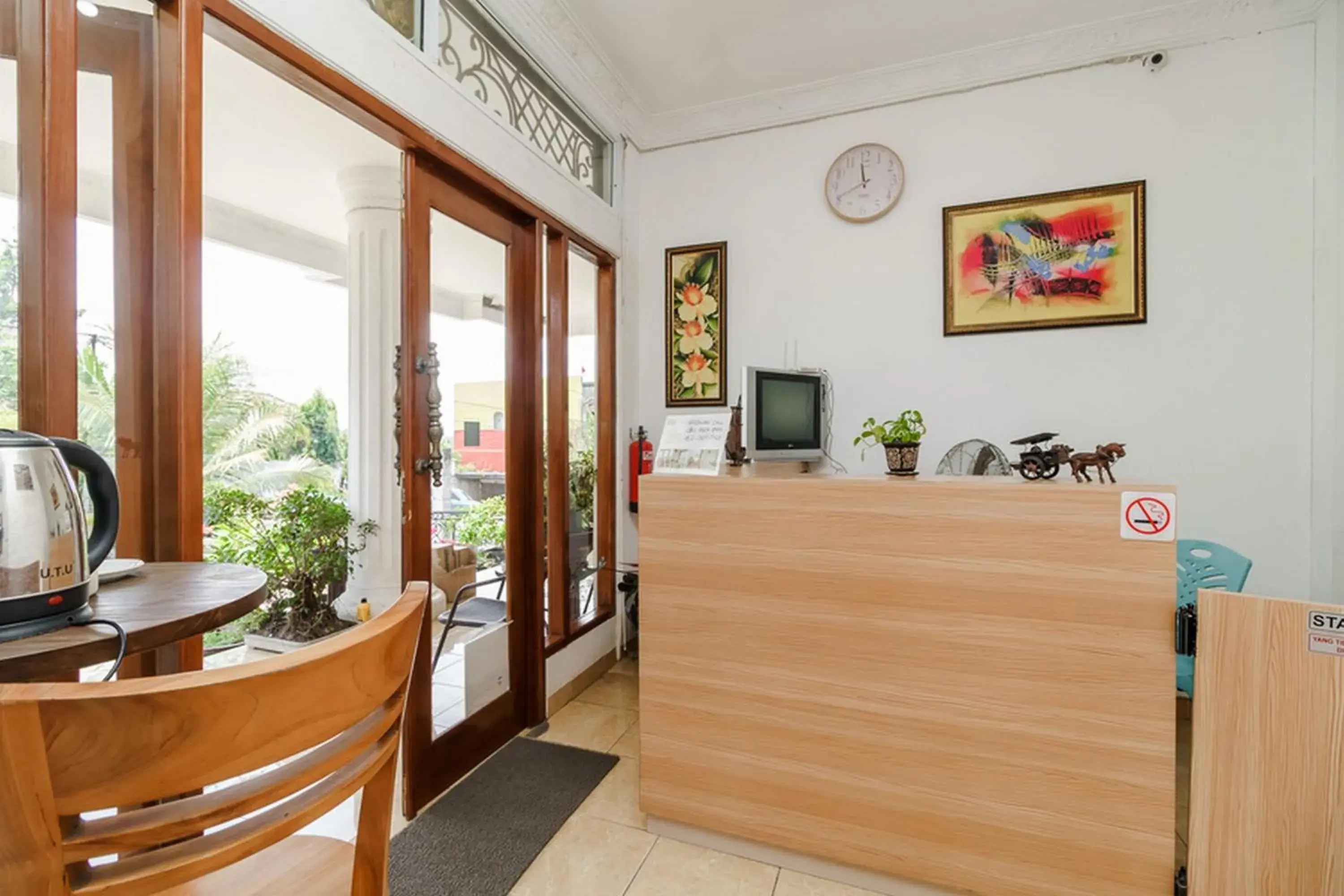 Lobby or reception in RedDoorz Syariah near Lahat Station Lobby or reception in RedDoorz Syariah near Lahat Station