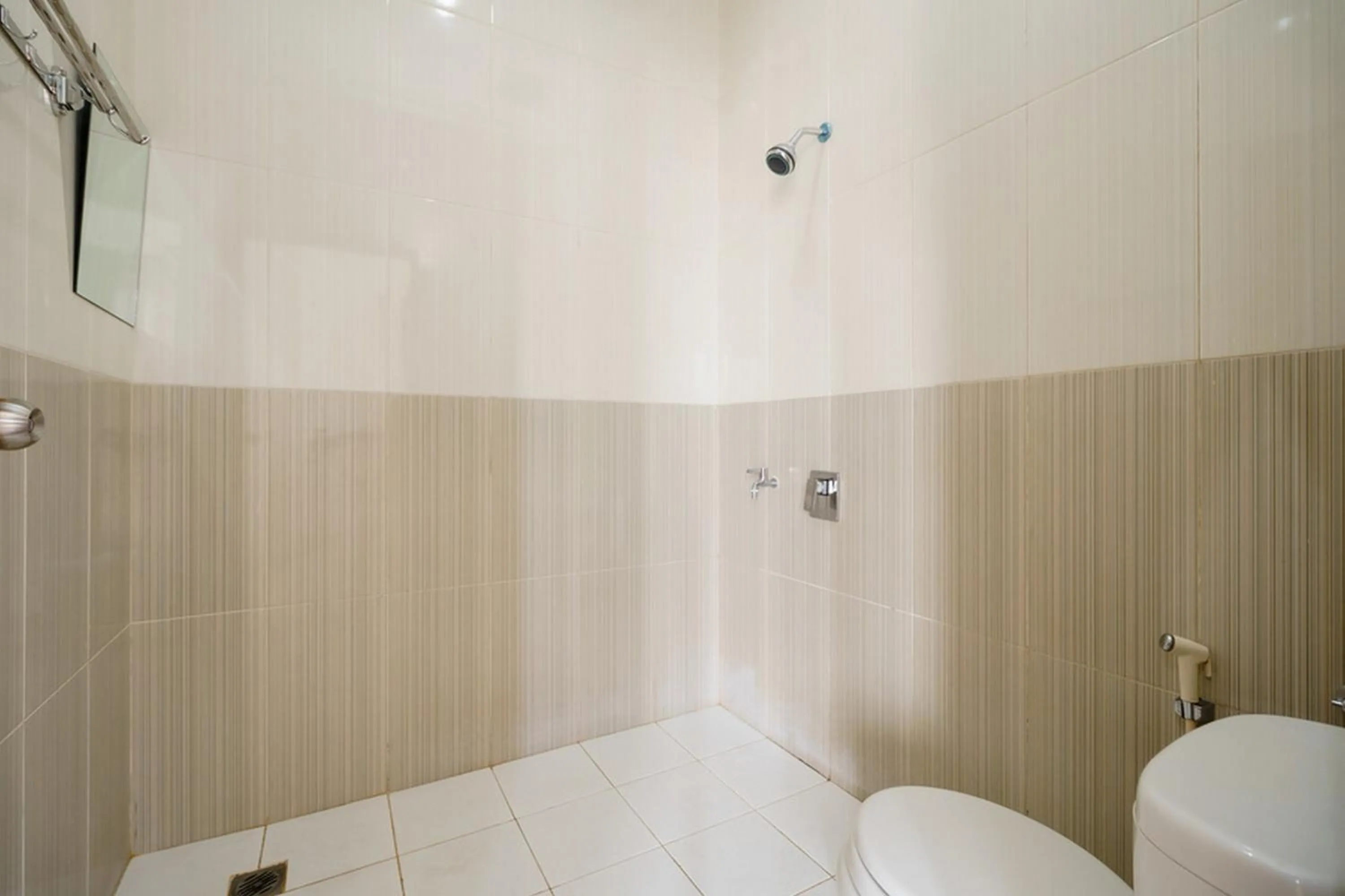 Shower in RedDoorz Syariah near Lahat Station