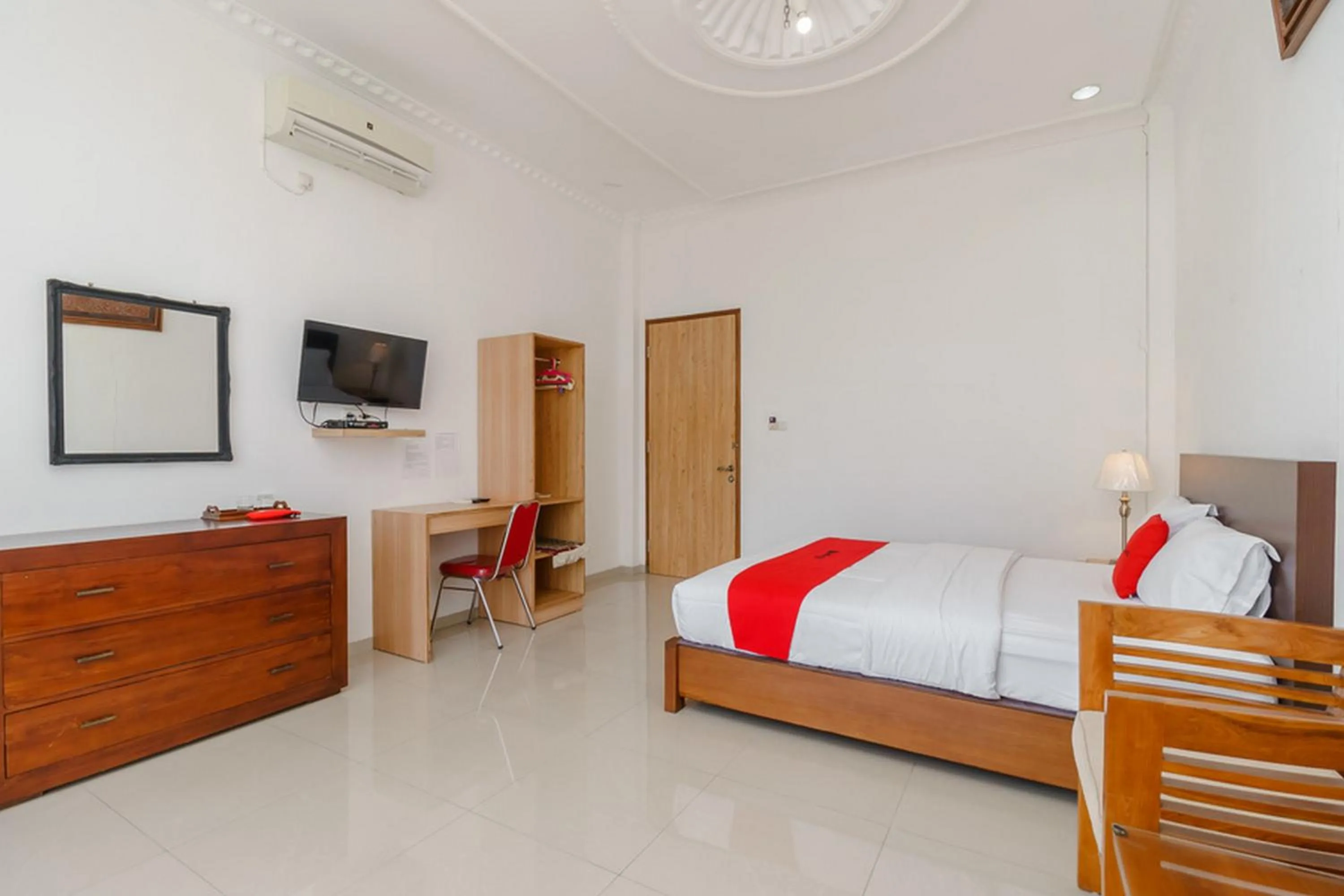Bed in RedDoorz Syariah near Lahat Station