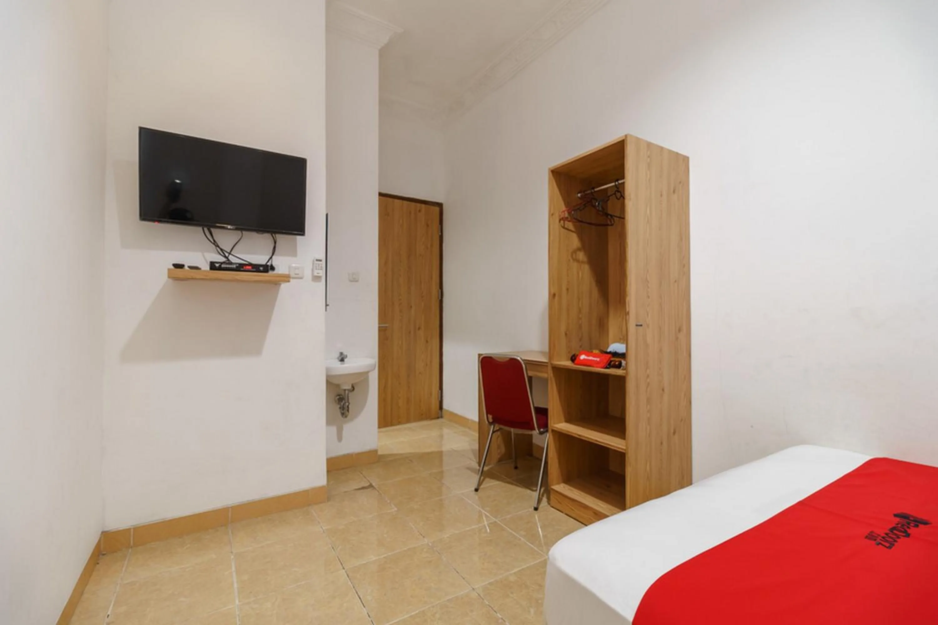 Bedroom, Bed in RedDoorz Syariah near Lahat Station