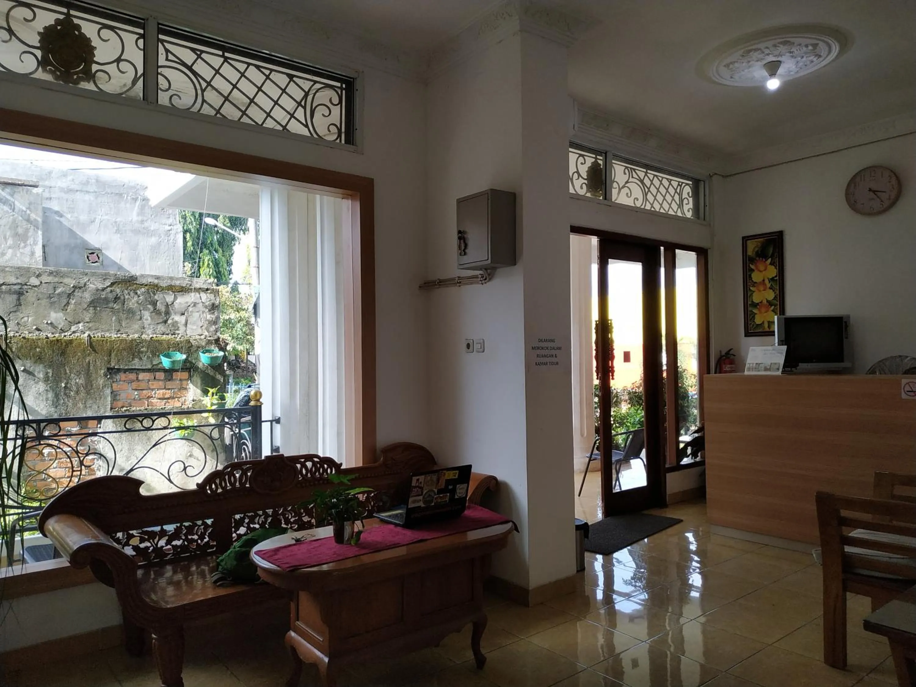 Lobby or reception in RedDoorz Syariah near Lahat Station