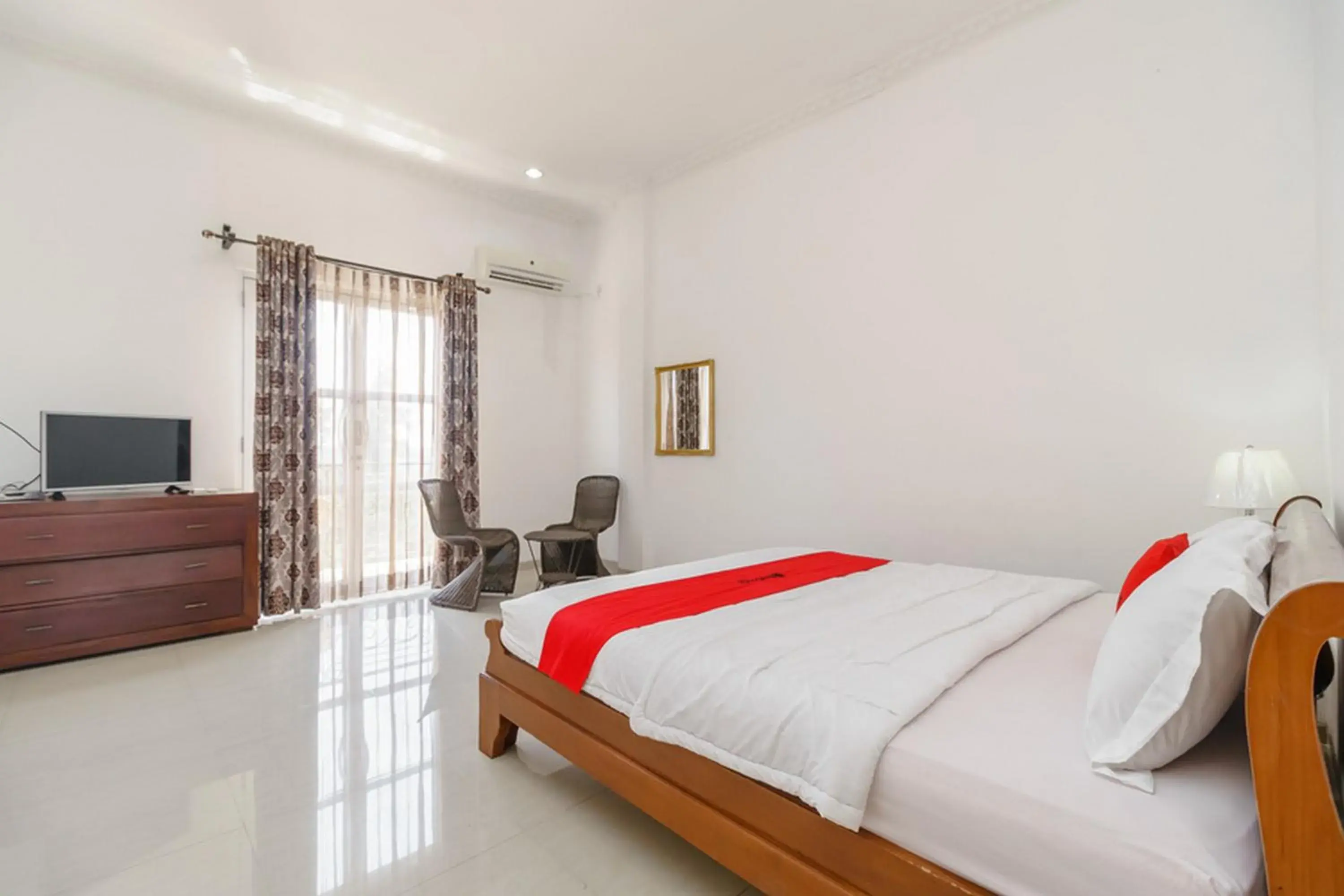 Bed in RedDoorz Syariah near Lahat Station Bed in RedDoorz Syariah near Lahat Station