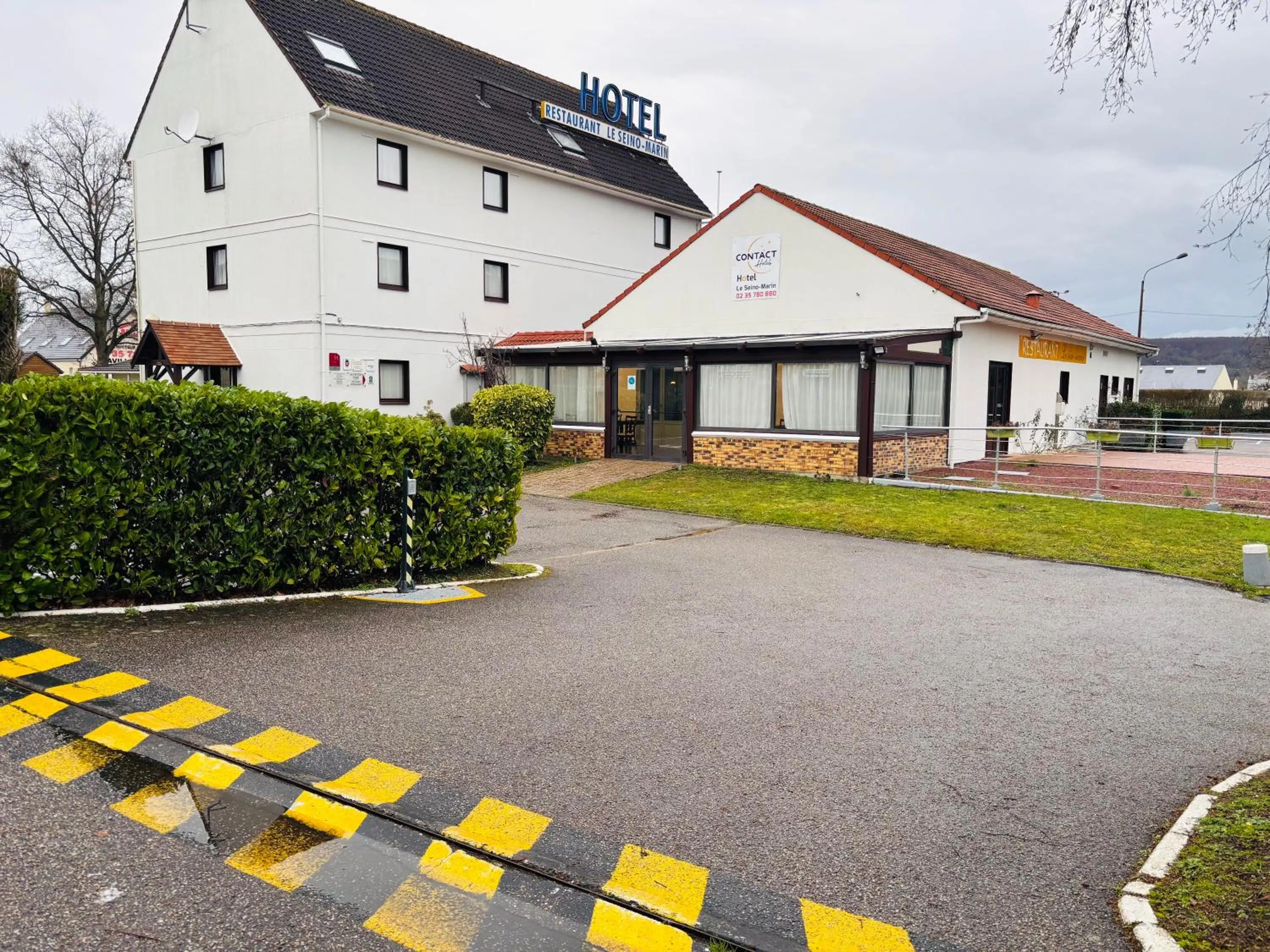 Property building in Contact Hotel Le Seino Marin - Cléon Elbeuf Rouen