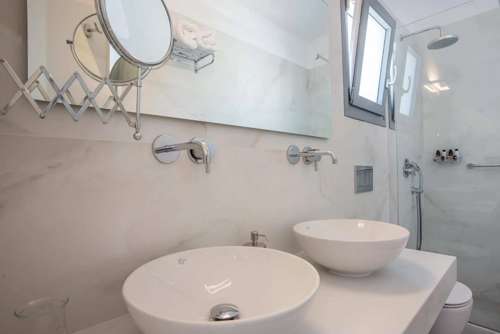 Shower in Nautilus Apartments-Suites