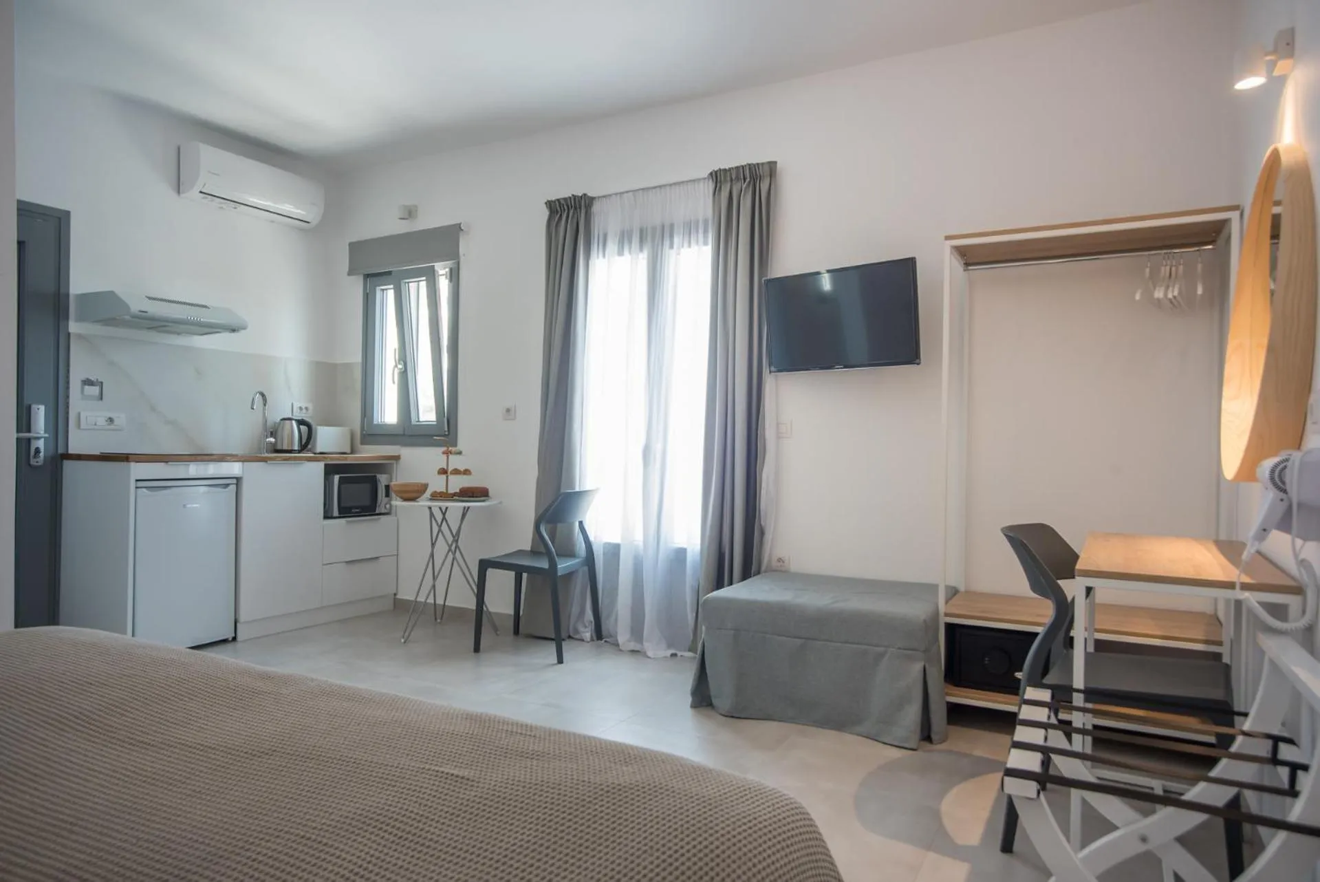 TV and multimedia in Nautilus Apartments-Suites