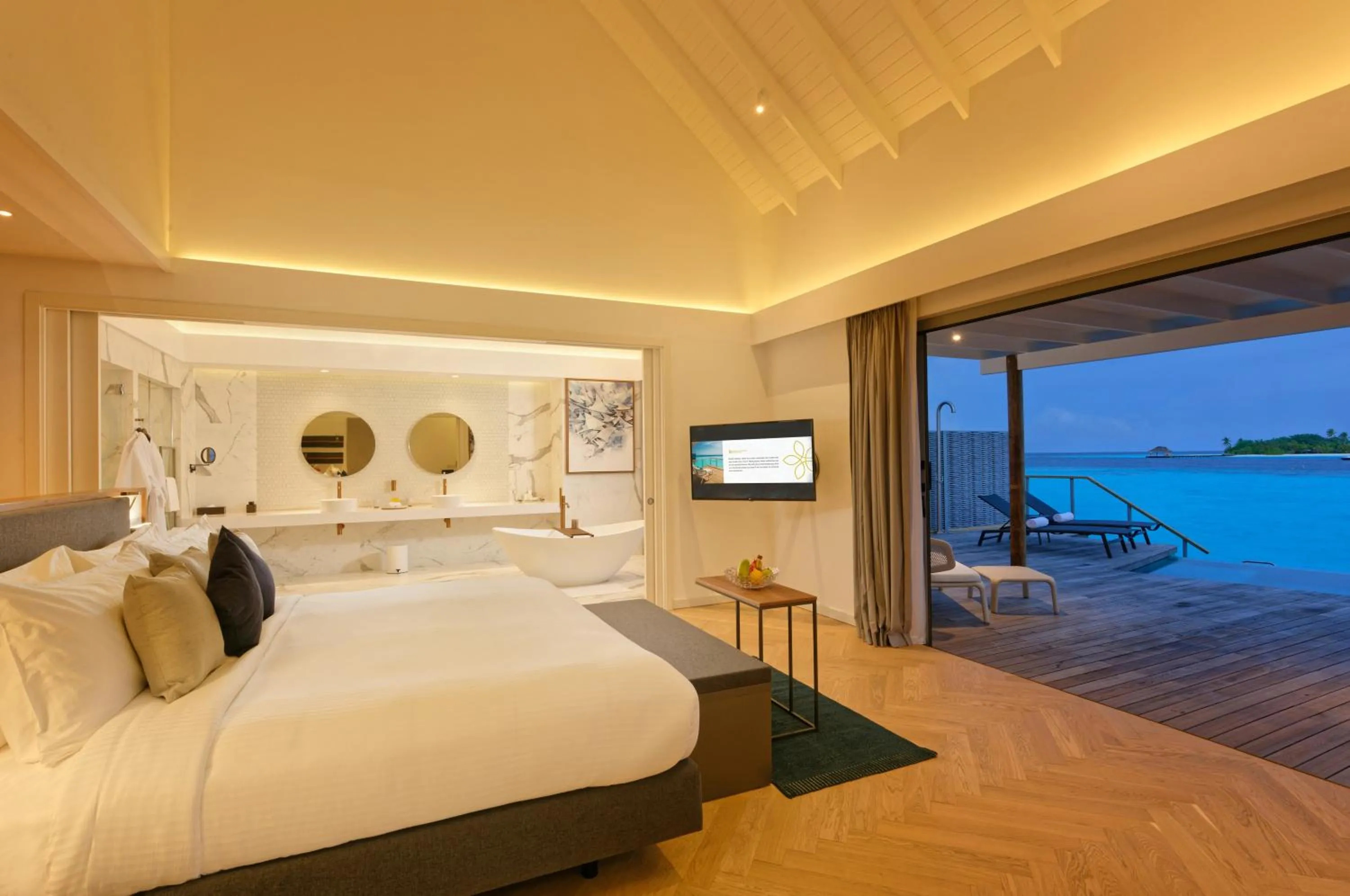 Shower, Bed in OUTRIGGER Maldives Maafushivaru Resort - 25 percent discount on transfers for min 4 nights stay and more, valid for reservations between 01 July till 22 Dec 2025