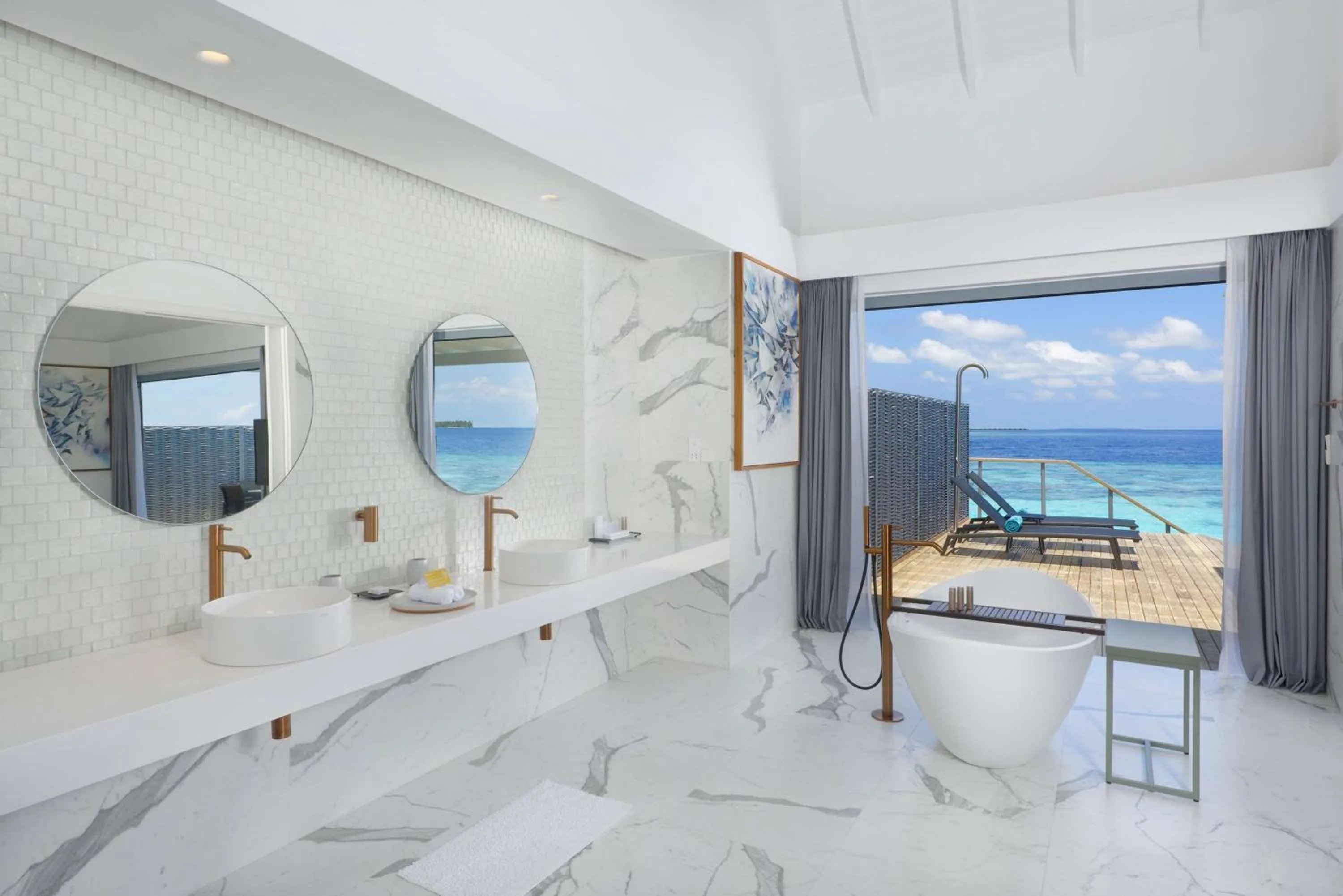 Bathroom, Bed in OUTRIGGER Maldives Maafushivaru Resort - 25 percent discount on transfers for min 4 nights stay and more, valid for reservations between 01 July till 22 Dec 2025