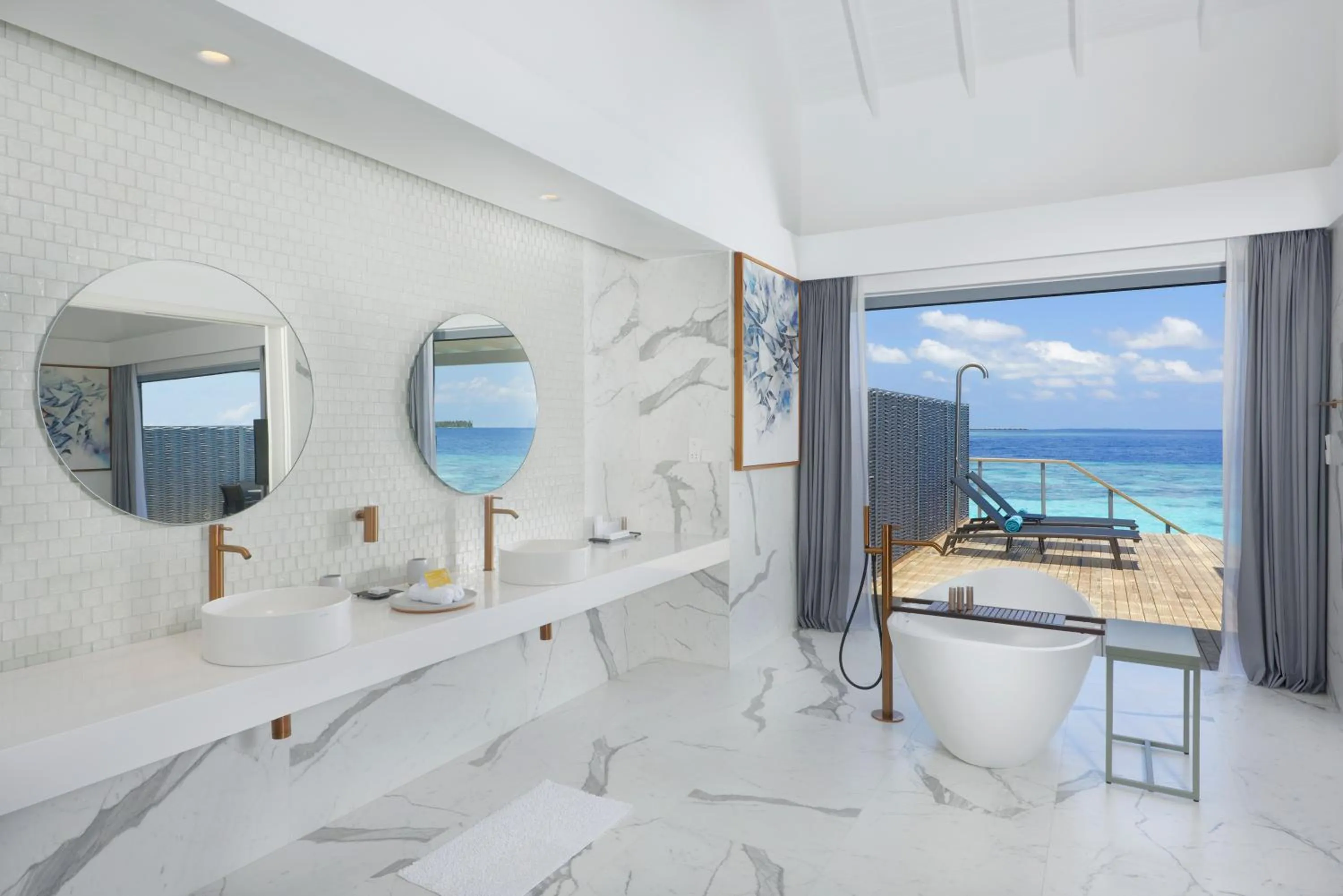 Shower in OUTRIGGER Maldives Maafushivaru Resort - 25 percent discount on transfers for min 4 nights stay and more, valid for reservations between 01 July till 22 Dec 2025