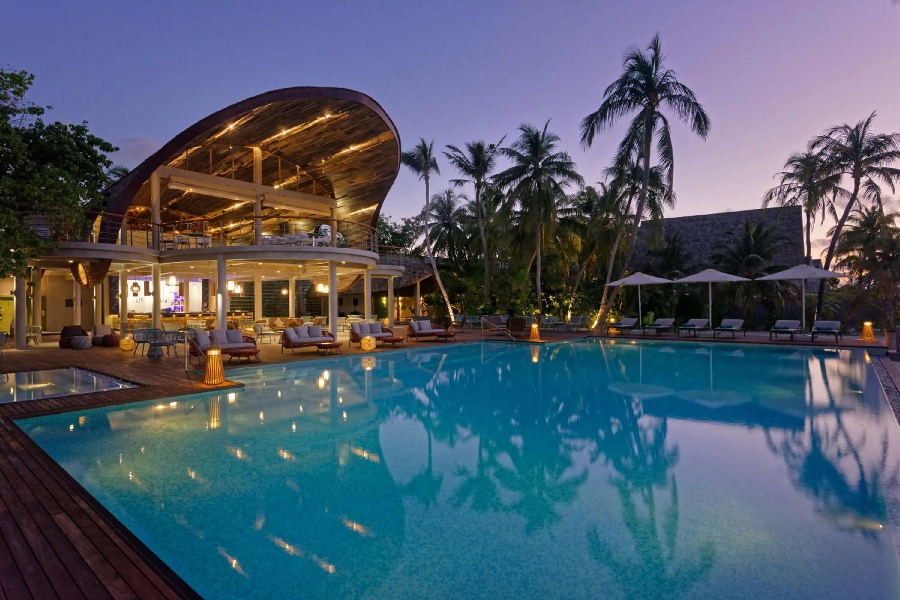 Lounge or bar in OUTRIGGER Maldives Maafushivaru Resort - 25 percent discount on transfers for min 4 nights stay and more, valid for reservations between 01 July till 22 Dec 2025