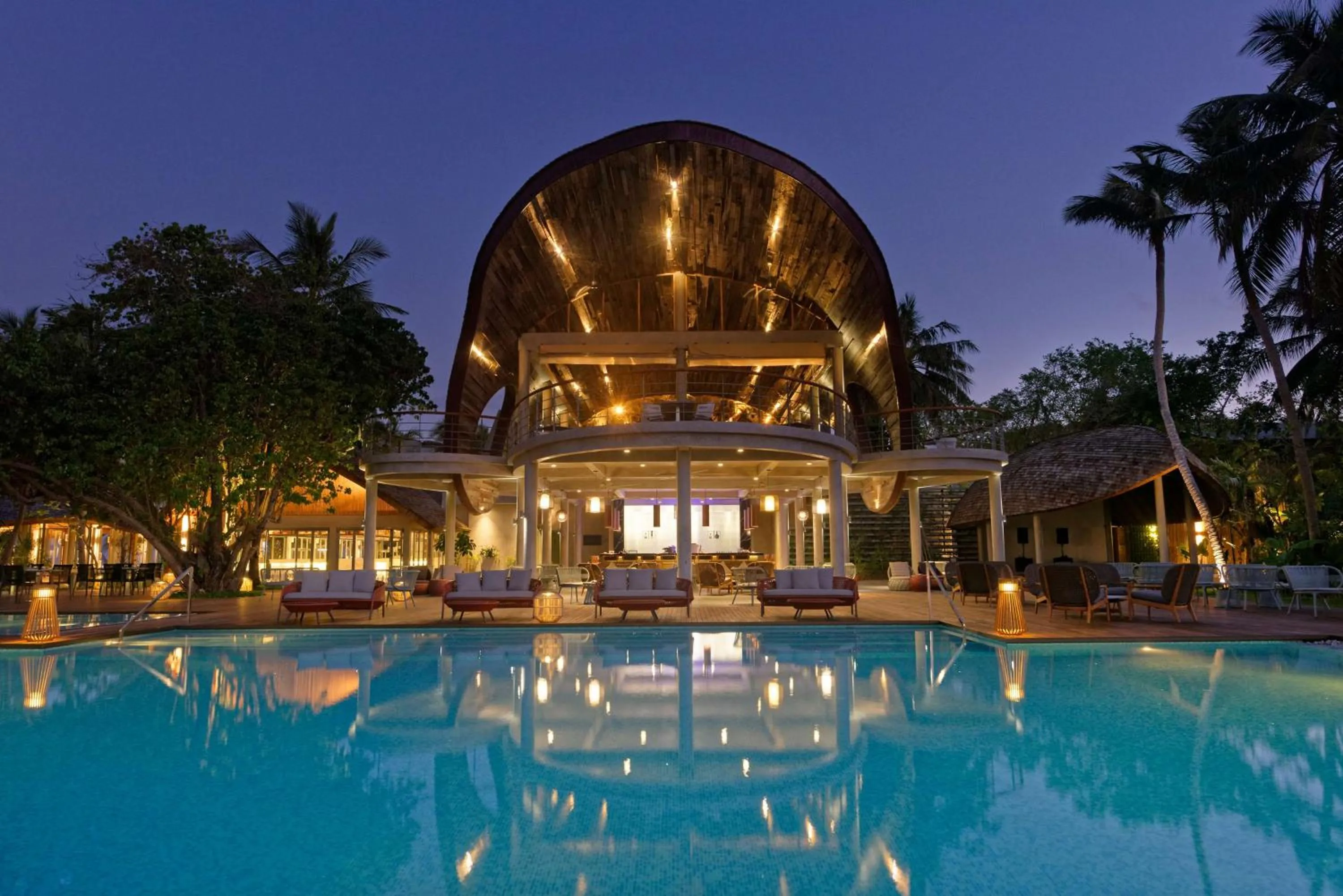 Lounge or bar in OUTRIGGER Maldives Maafushivaru Resort - 25 percent discount on transfers for min 4 nights stay and more, valid for reservations between 01 July till 22 Dec 2025