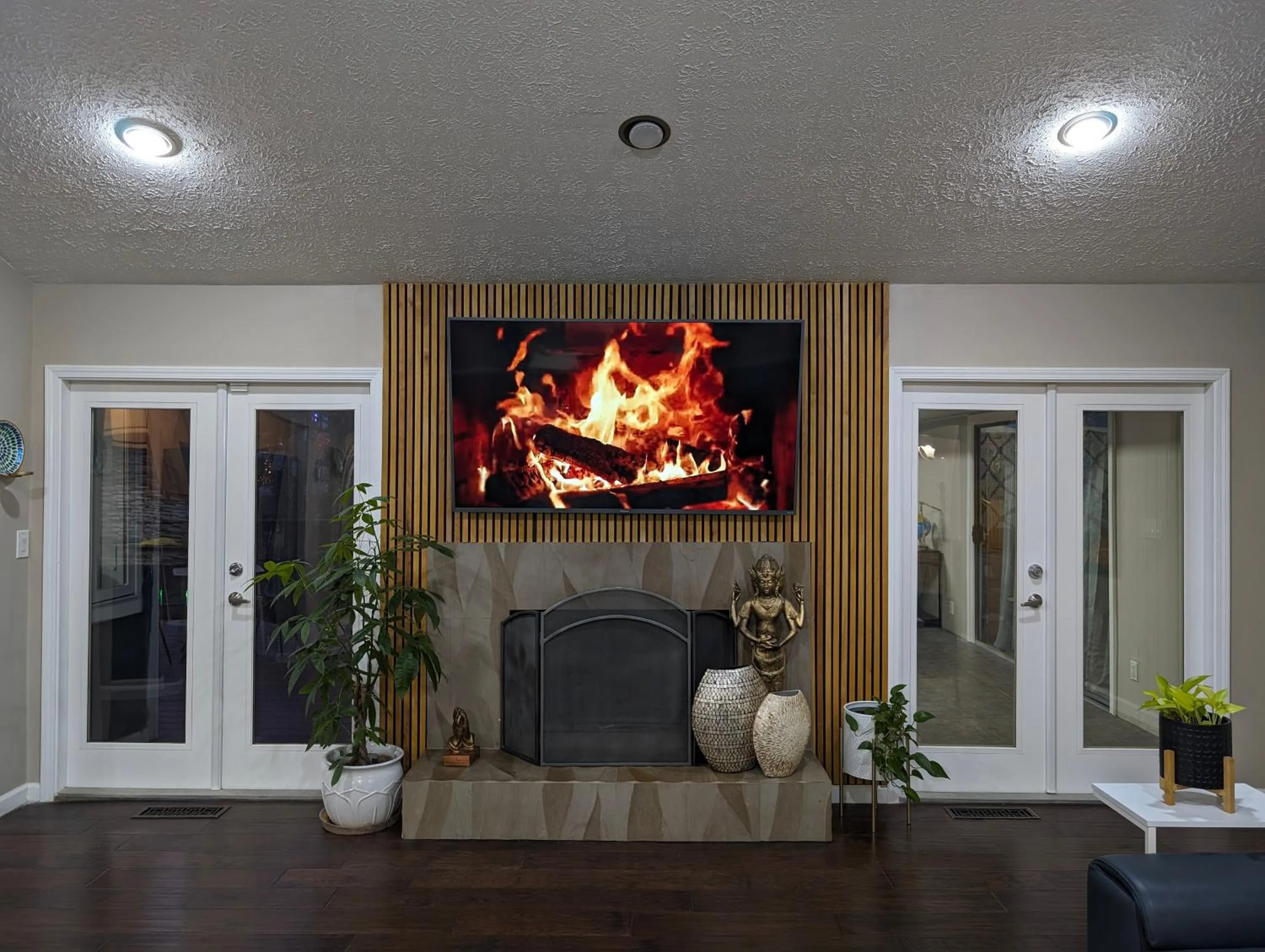 Living room in Modern Luxe Family & Groups Friendly Bungalow with Patio & Workspace