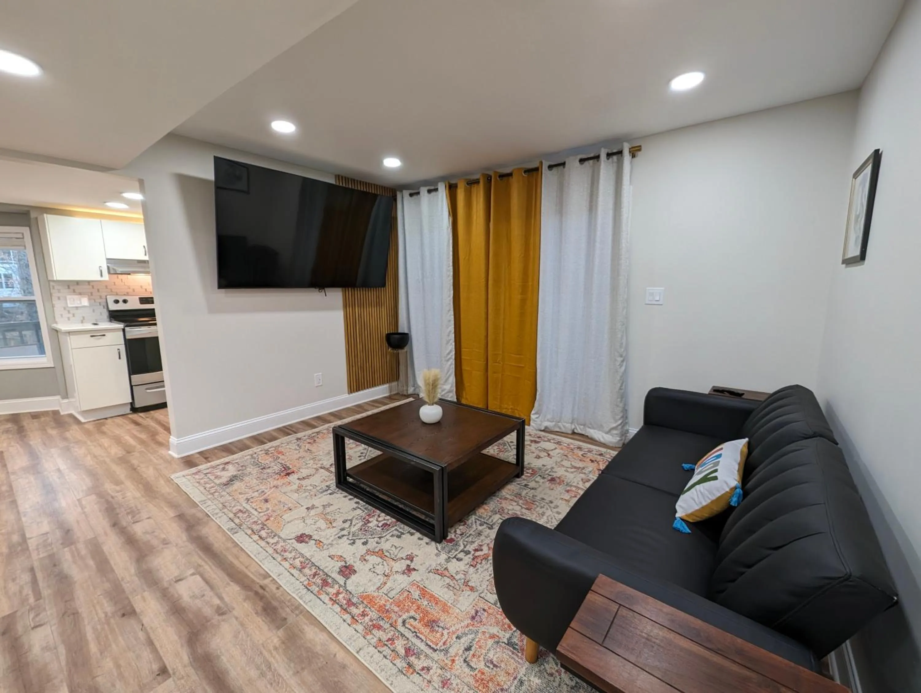 Communal lounge/ TV room in Modern Luxe Family & Groups Friendly Bungalow with Patio & Workspace