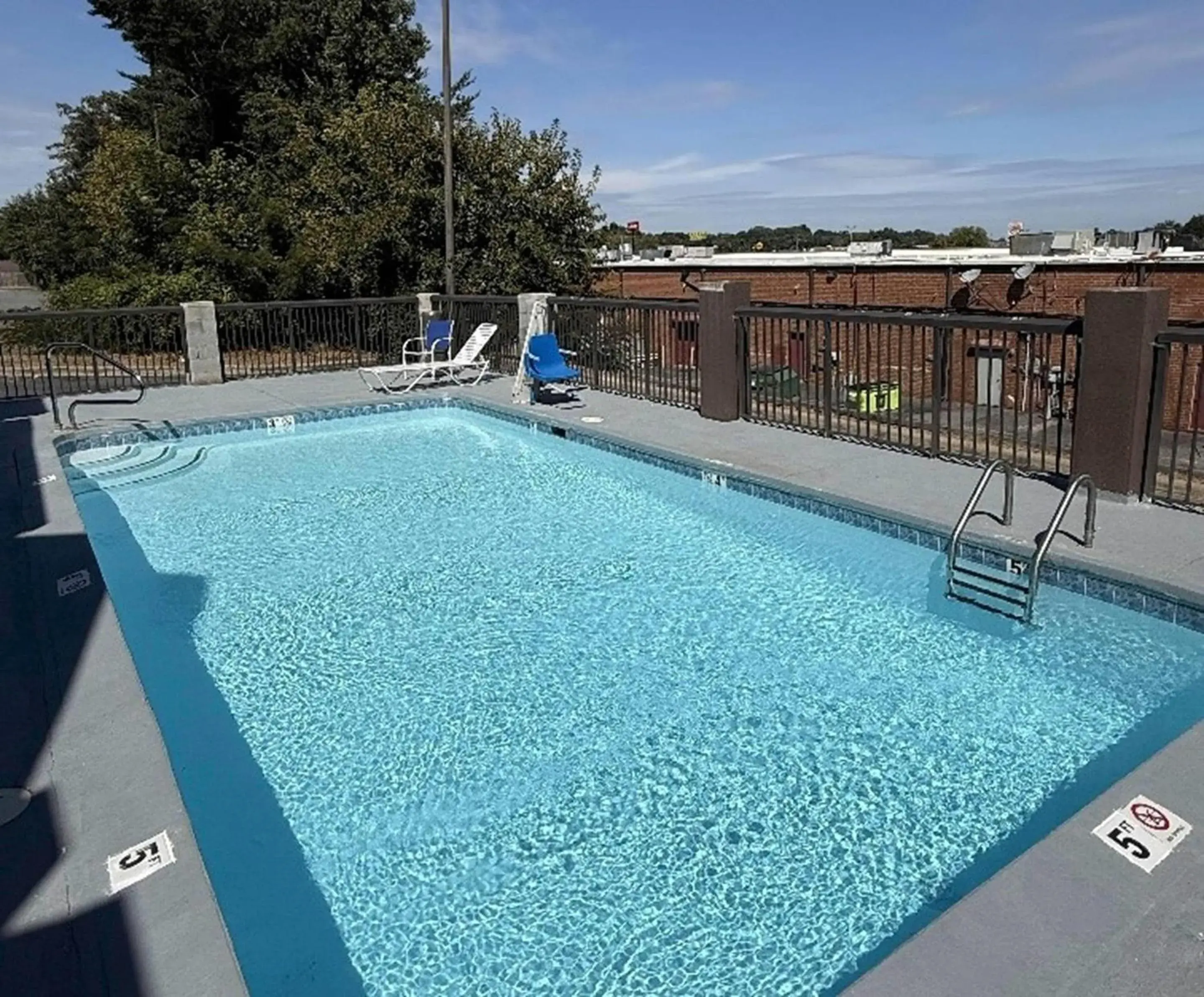 Swimming pool in Quality Inn & Suites Thomasville I-85 Swimming pool in Quality Inn & Suites Thomasville I-85
