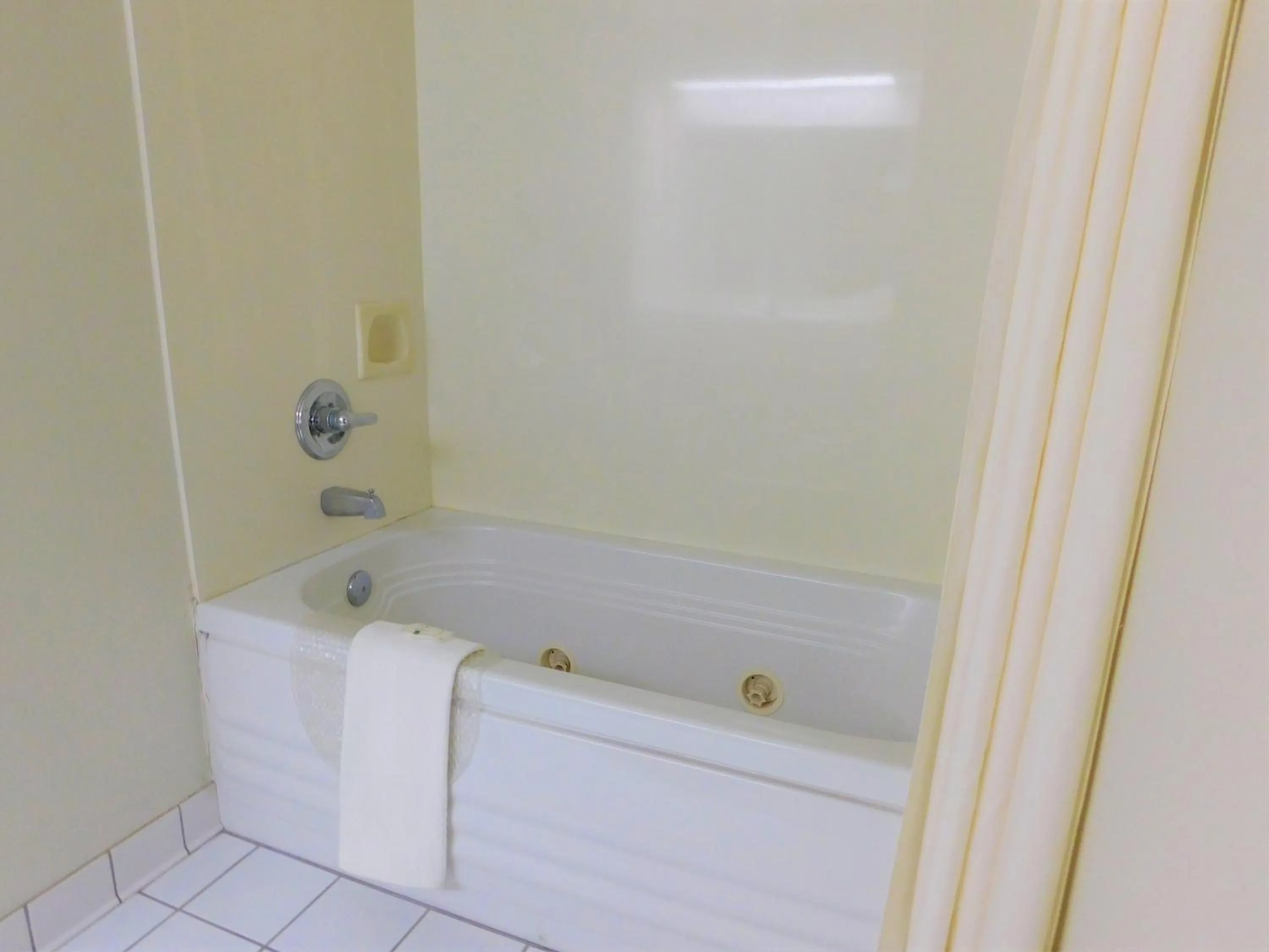 Bath in Quality Inn & Suites Thomasville I-85