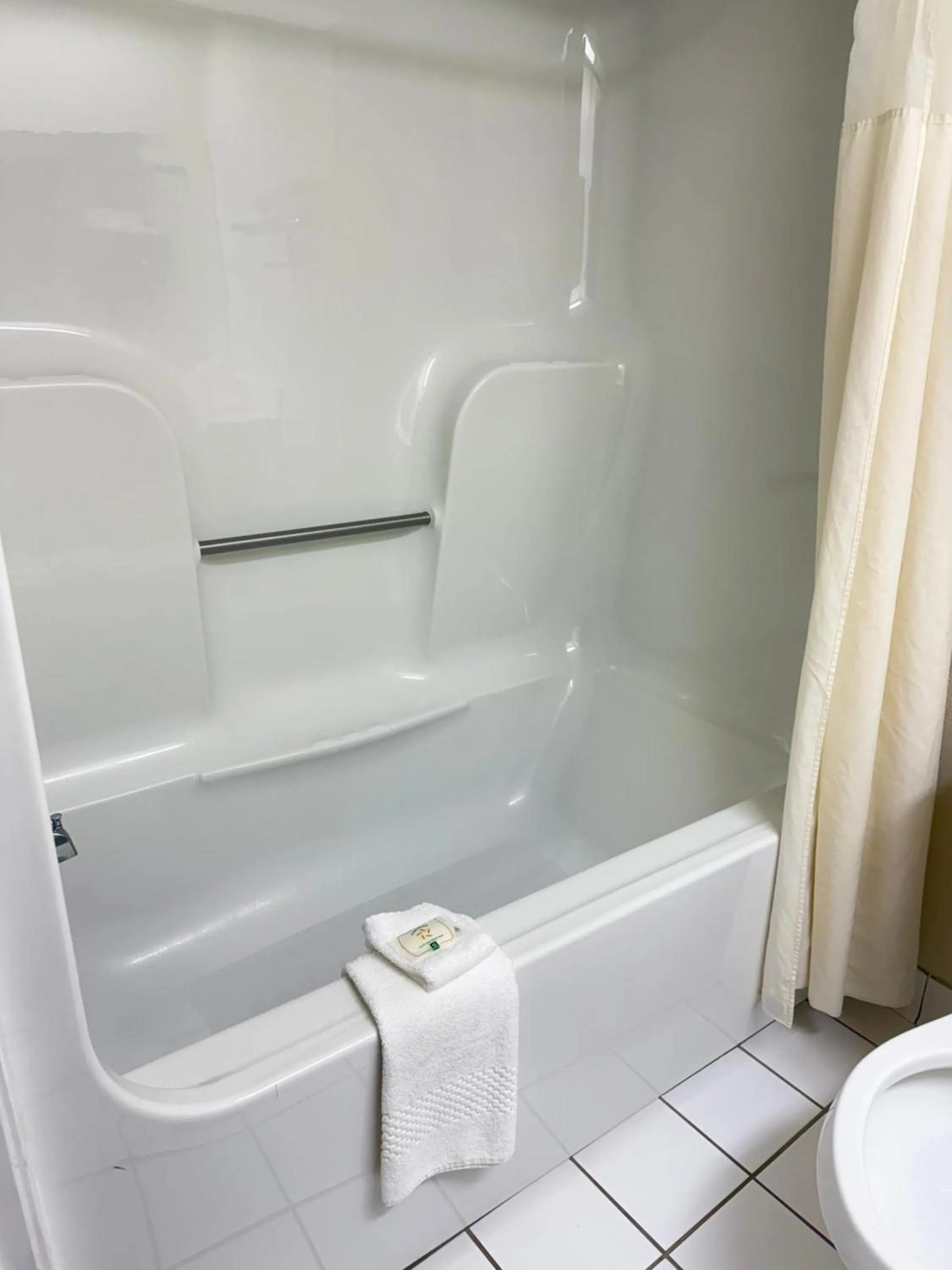 Bath in Quality Inn & Suites Thomasville I-85