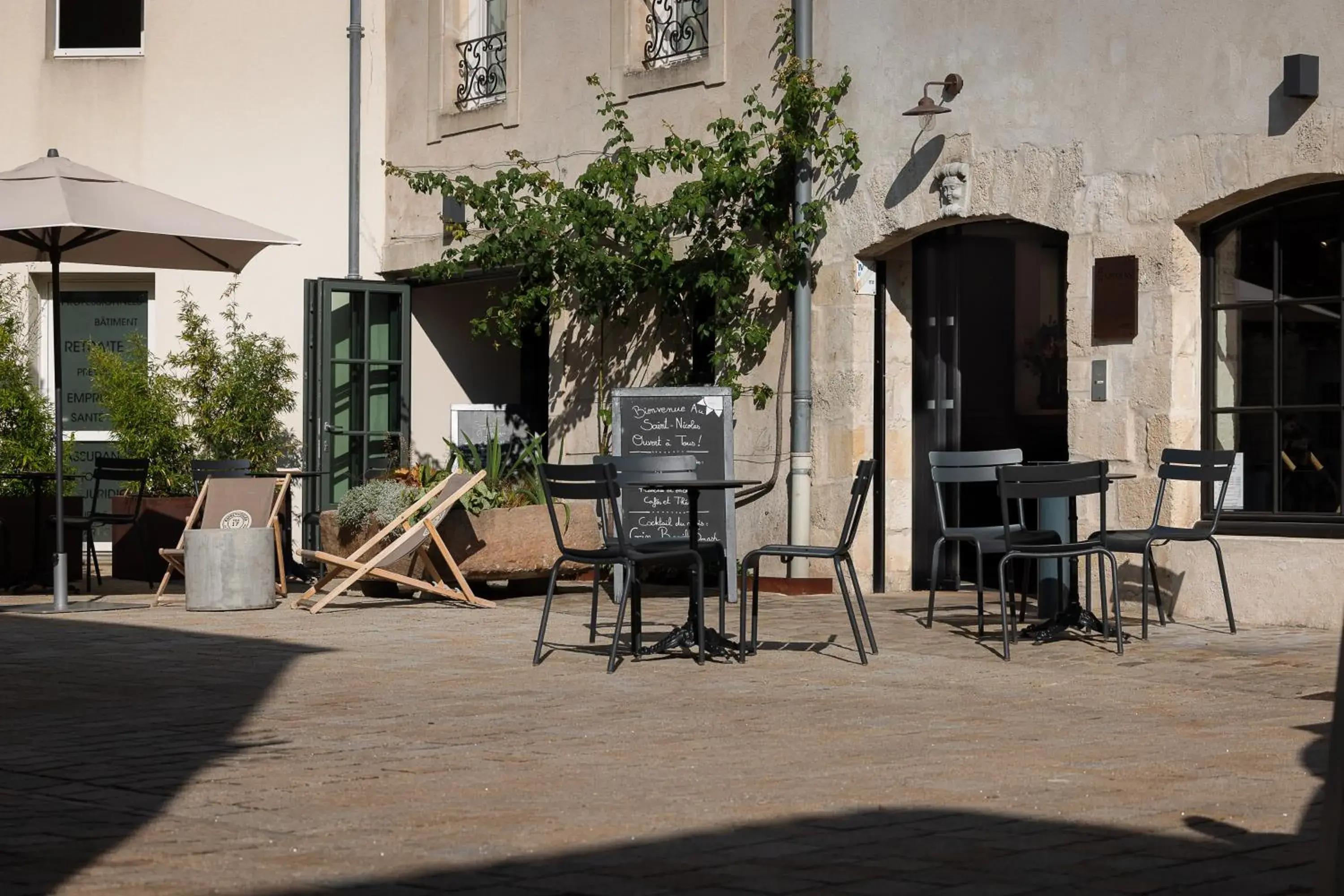 Property building in Le Saint-Nicolas Property building in Le Saint-Nicolas