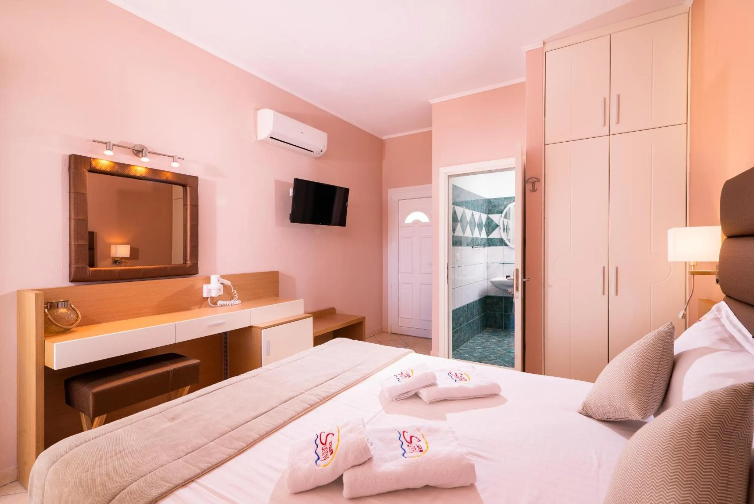 Photo of the whole room, Bed in Sunny Hotel Thassos