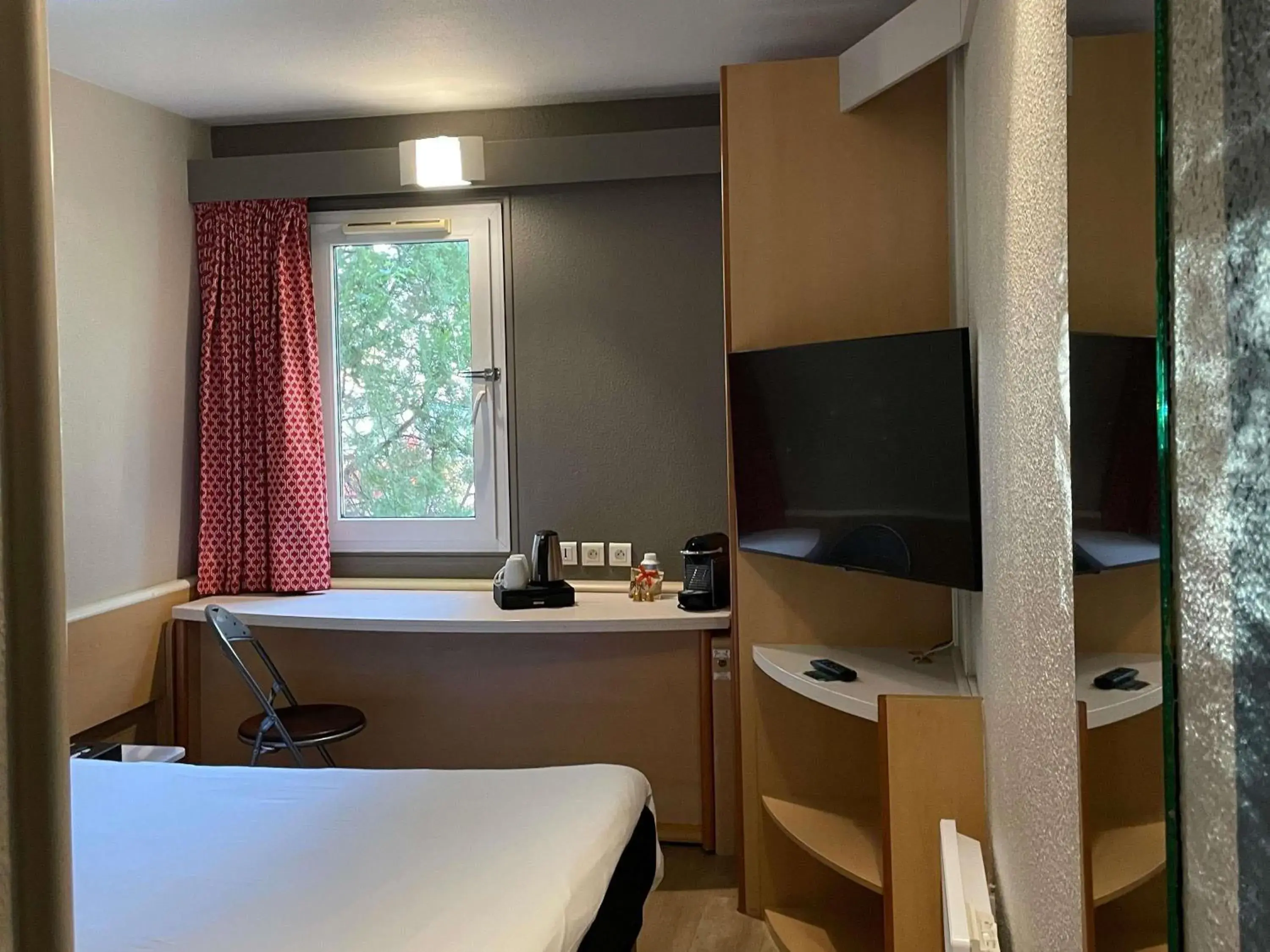 Bedroom in Hotel ibis Narbonne Bedroom in Hotel ibis Narbonne