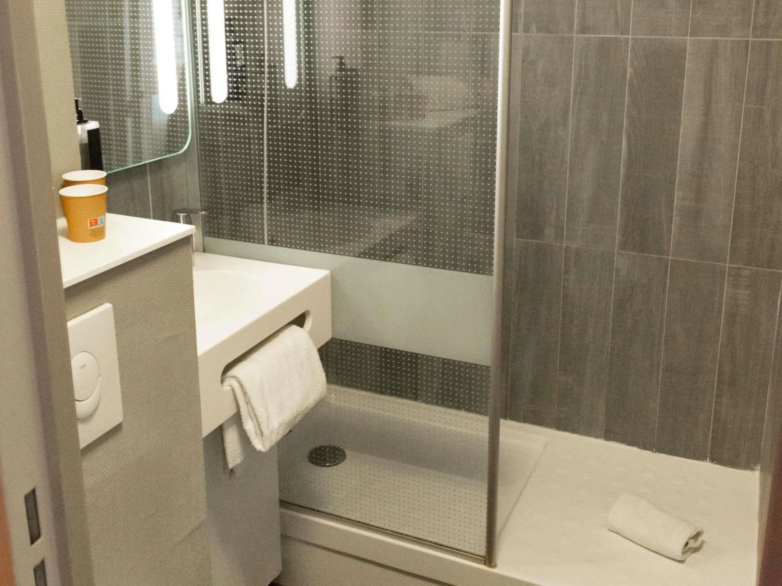 Bedroom in Hotel ibis Narbonne