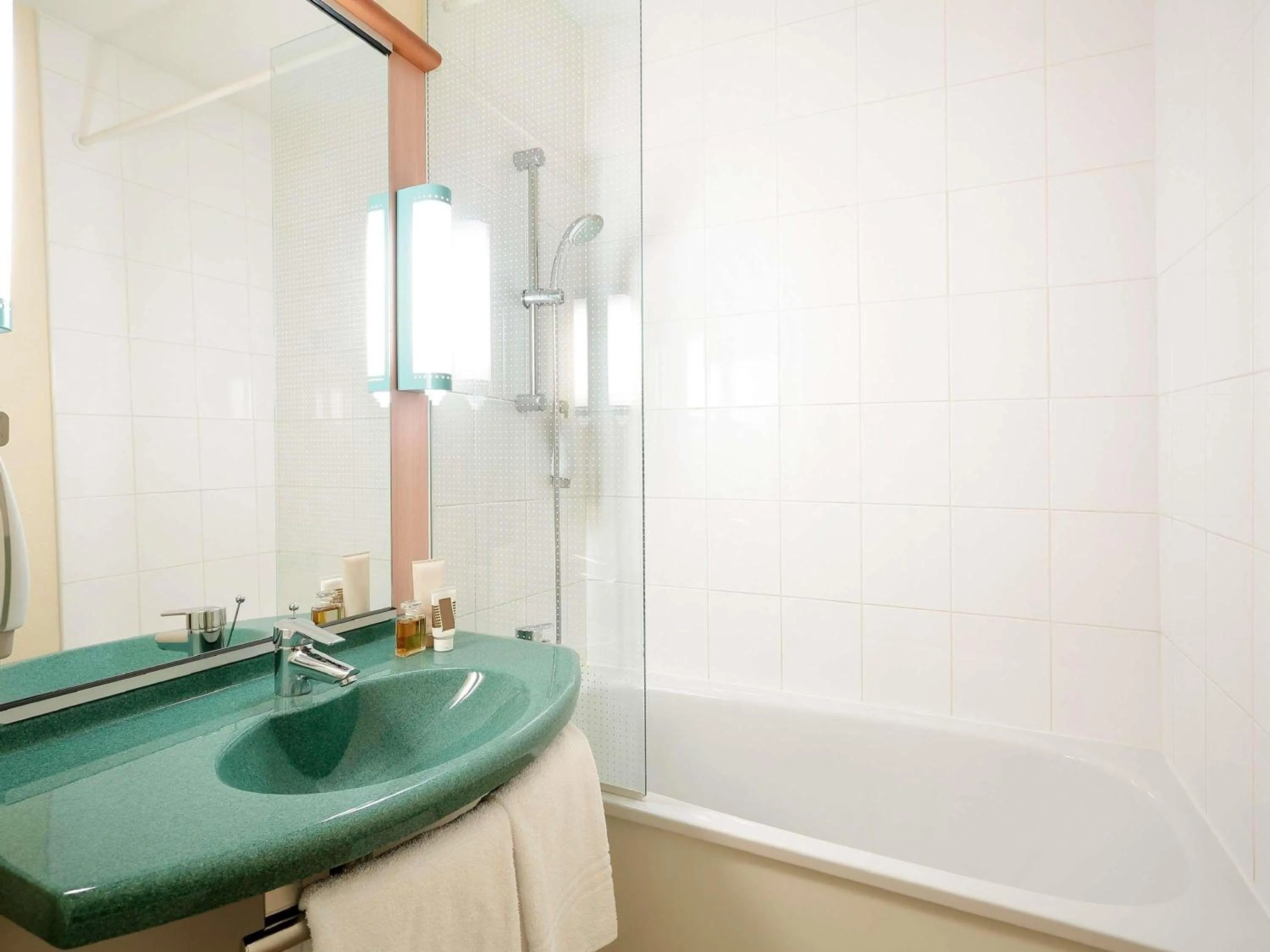 Bedroom in Hotel ibis Narbonne