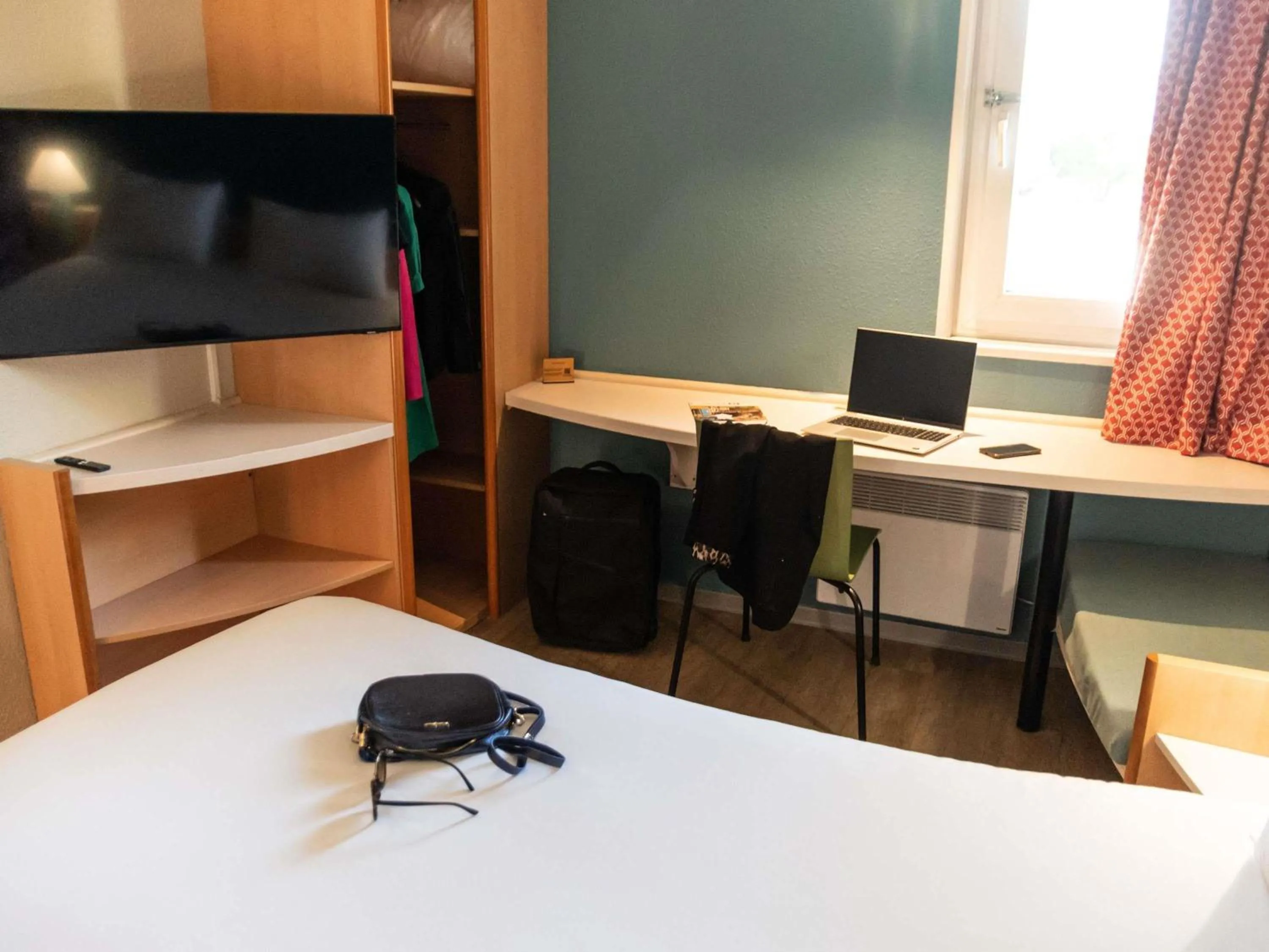 Bedroom in Hotel ibis Narbonne