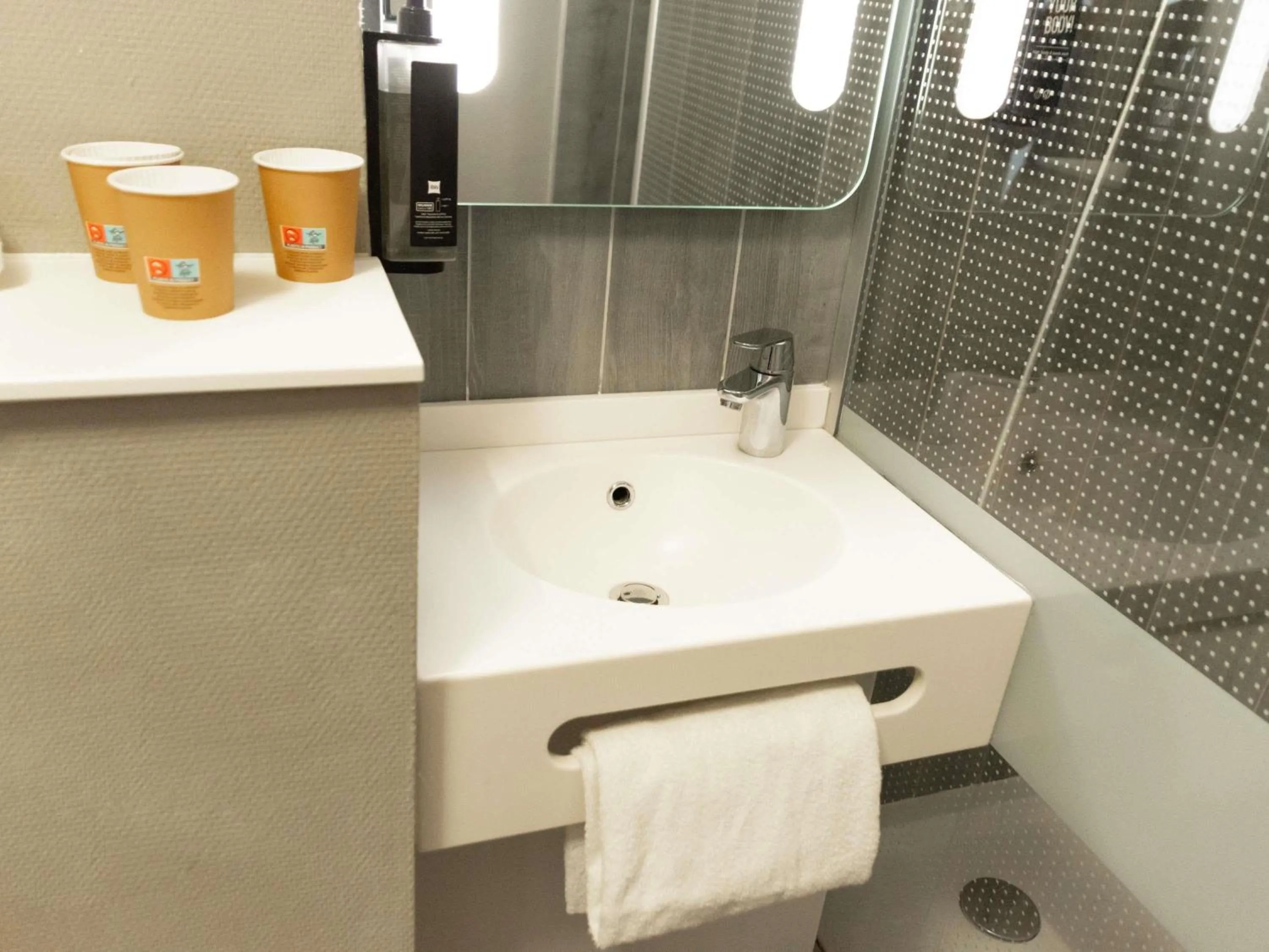 Bedroom in Hotel ibis Narbonne